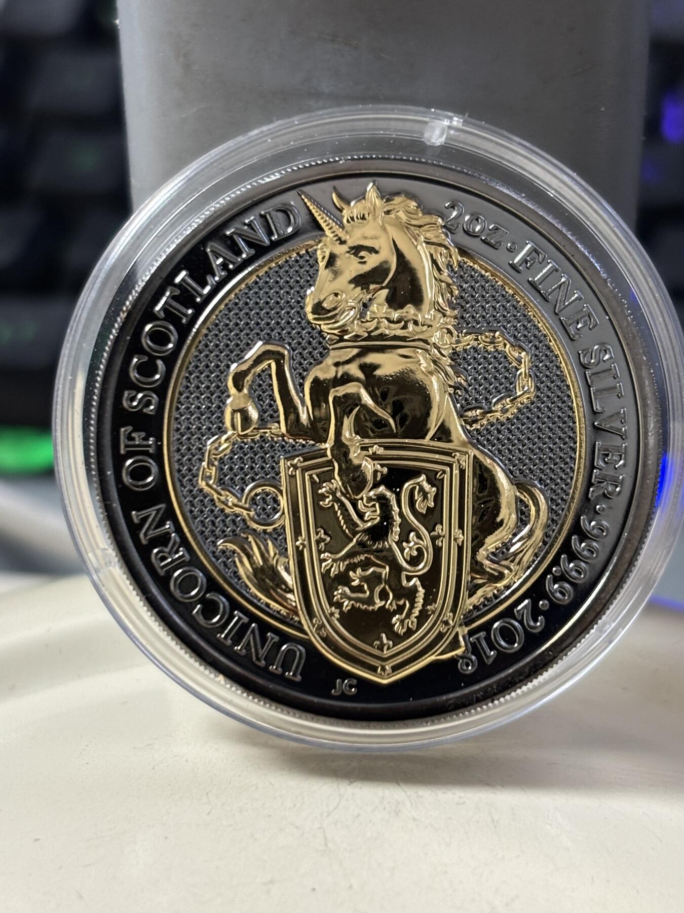 第188期拍卖 英国2018年女王神兽系列独角兽2盎司钌化镀金纪念银币，999银，发行2000枚，有氧化