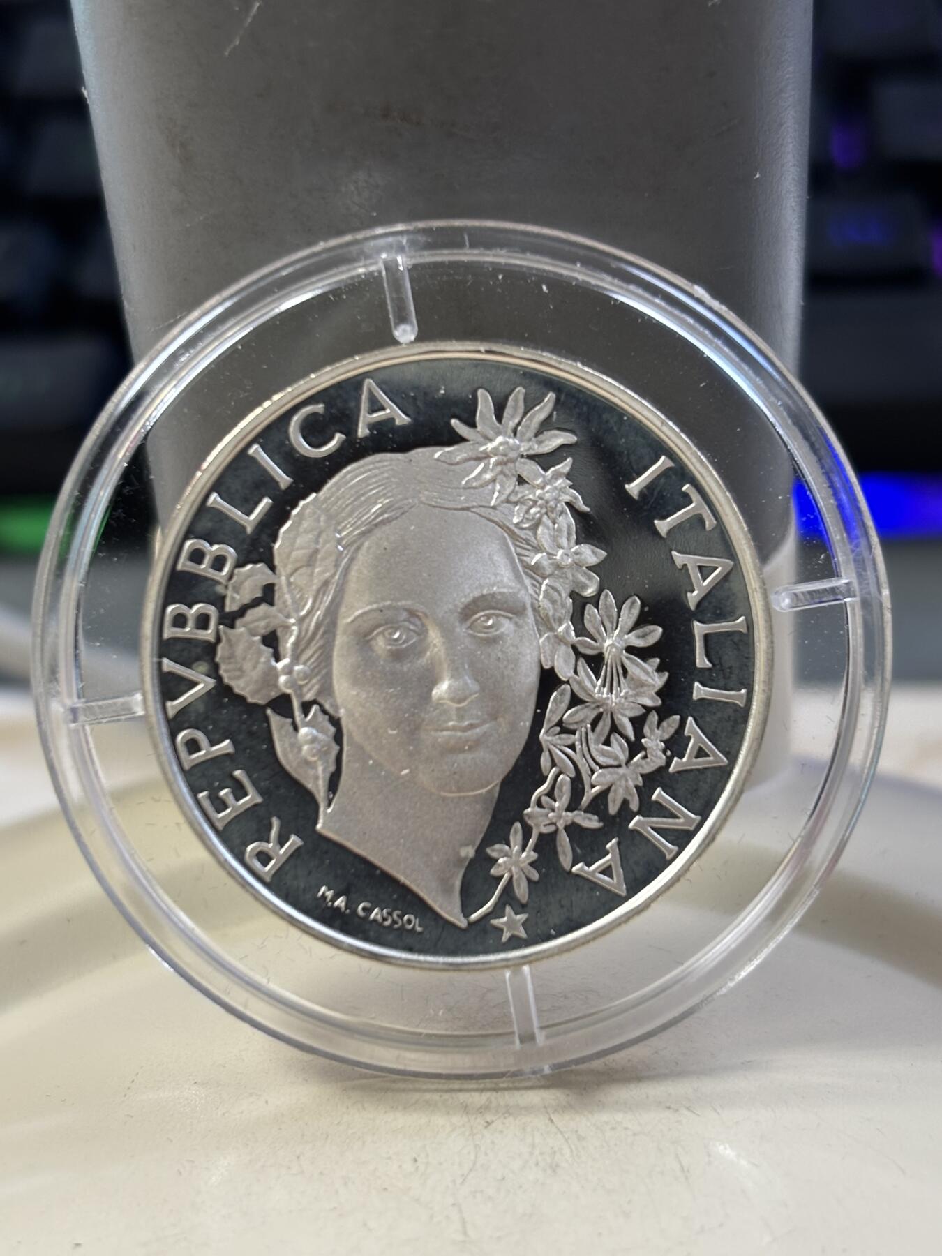 第188期拍卖 意大利1993年动植物系列500里拉女神精制纪念银币，835银，15克，有氧化