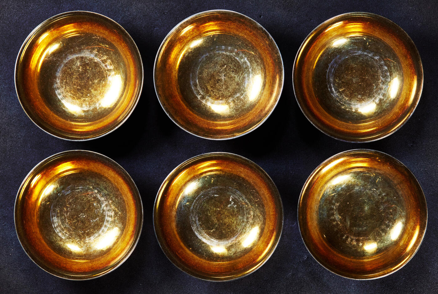 【俄甄集藏】“万象更新、马呈祥瑞”迎新春俄甄精品场-2026年(047)01-21 星期三 晚 19:30 全场包邮 日本大正时期内镀金纯手工捶打纯银古董酒杯6支一套，口径：52mm，高：21mm，总重量：126.47克，999银，五彩包浆