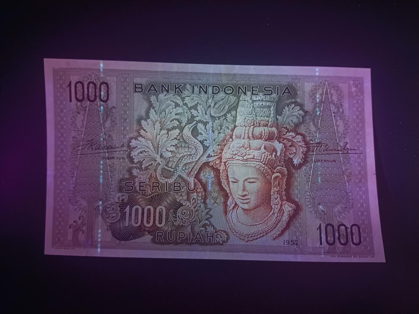 2026一月第三期，总213期 印度尼西亚1952版1000卢比AUNC右侧微裂，经典的佛头形象，稀有的此版本最高面值