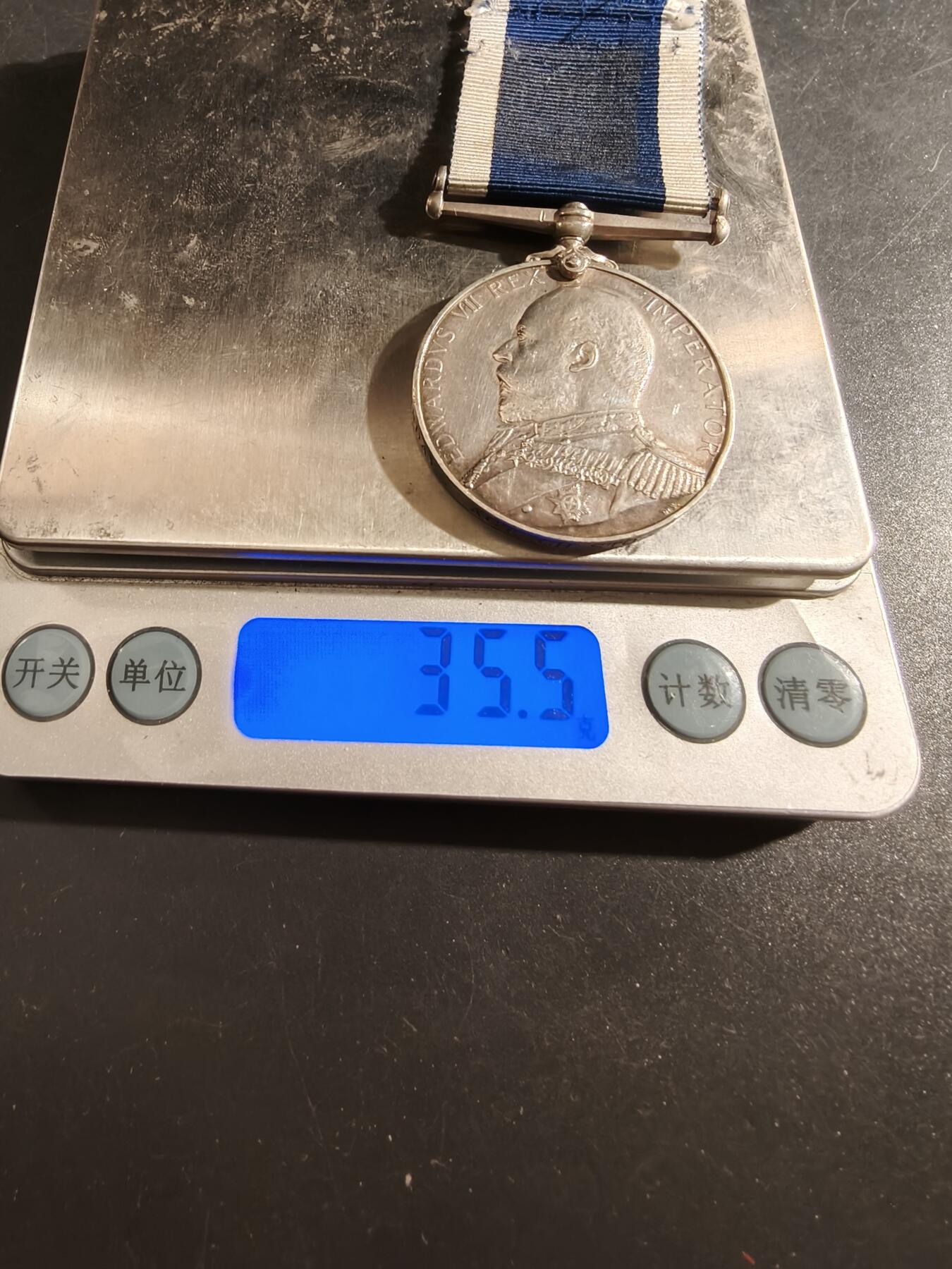 老王徽章第177期 英国皇家海军长期服役奖章    925银   35.5g    爱德华七世版    授予前无畏舰埃克斯茅斯号水兵      埃克斯茅斯号服役于1903年,在1903-1914年间曾作为地中海舰队、海峡舰队、大西洋舰队的旗舰，一战期间参加了达达尼尔海峡志愿作战     具体介绍看最后截图