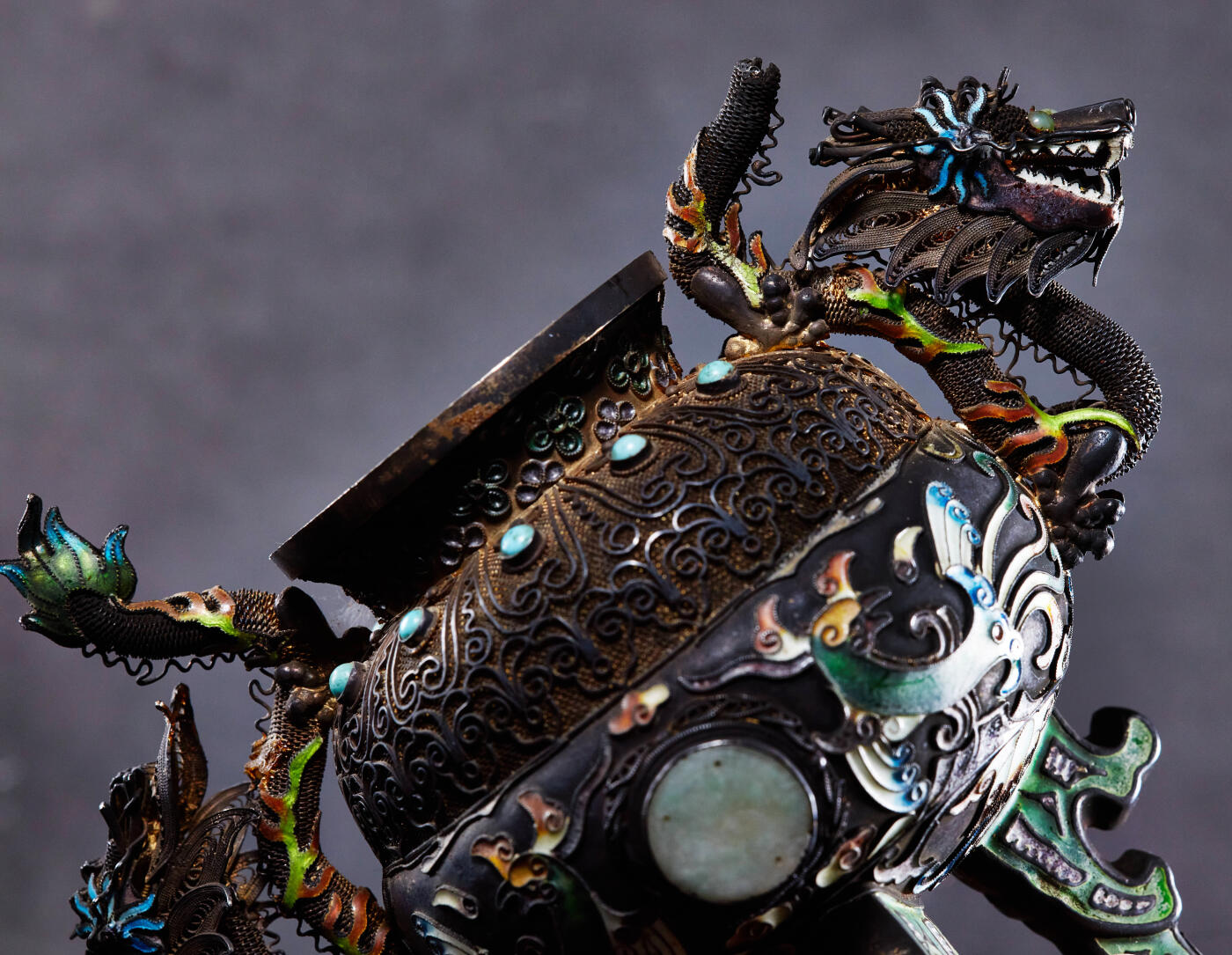 【俄甄集藏】“万象更新、马呈祥瑞”迎新春俄甄精品场-2026年(047)01-21 星期三 晚 19:30 全场包邮 中国1950-1970年代出口换汇时期掐丝珐琅纹龙复古工艺纯银双耳三足茶叶罐，工艺精湛，造型精美，高：165mm，宽：160mm，口径：50mm，重：280.8克，龙尾处有损坏，见图