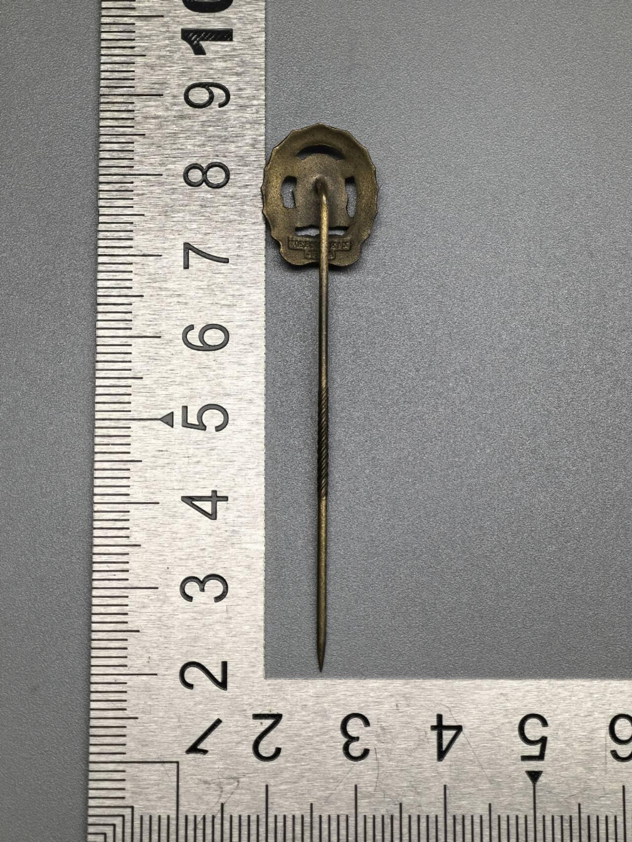 小驴勋章奖章收藏1月17日周六晚六点拍卖（珍爱和平，收藏战争，铭记历史，勿忘国耻，忠党爱国。有偿代拍，送拍规则在简介最后，参拍须阅读规则后再参拍，关系到运费包装发货时效真假辨别等关键信息，拍卖时不再发原图，看大图店主微信码在拍卖店铺介绍里） 得三铜级体能奖章迷你章领口插针样式，背打厂标