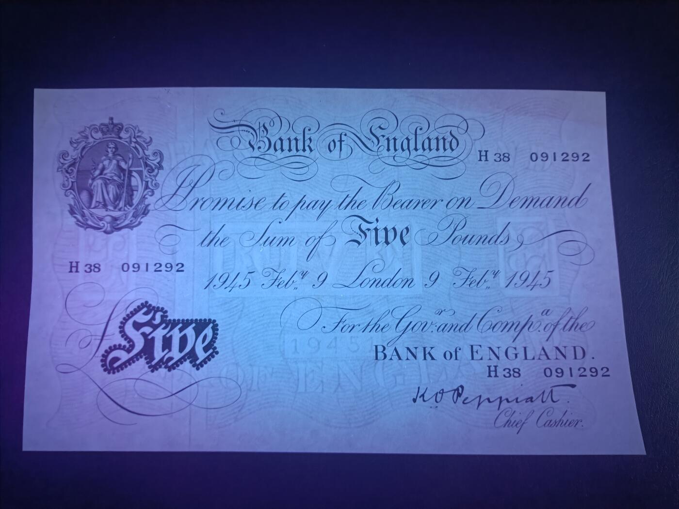 2026一月第三期，总213期 英格兰1945年5镑UNC-无47，作为知名度极高且经典的“白色英镑”，是当年财富的象征，虽然设计简洁但水印和油墨的防伪细致，是不可错过的经典英镑品种