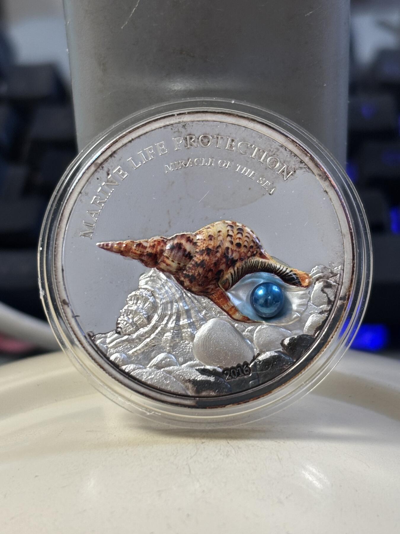 第188期拍卖 帕劳2016年珍珠系列镶嵌天然珍珠彩色1盎司精制银币，999银，发行2500枚，有瑕疵