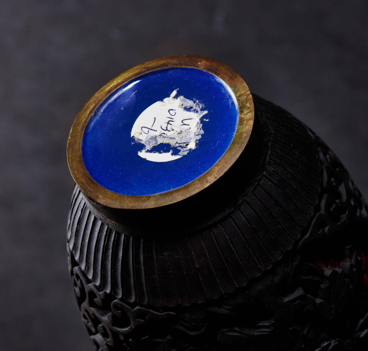 【俄甄集藏】“万象更新、马呈祥瑞”迎新春俄甄精品场-2026年(047)01-21 星期三 晚 19:30 全场包邮 中国1950-1970年代出口换汇时期漆器花瓶，铜胎蓝瓷底，满工纹饰，高：200mm，口径：70mm，最宽处直径：105mm，重量：491.39克·，保存完好