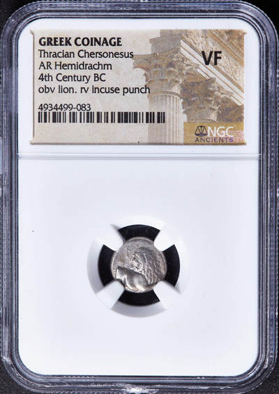 【俄甄集藏】“万象更新、马呈祥瑞”迎新春俄甄精品场-2026年(047)01-21 星期三 晚 19:30 全场包邮 - 古希腊色雷斯切尔松尼索斯城公元前4世纪半德拉克马回首狮子银币，NGC VF，切尔松尼索斯城发行，正面是回首狮子图案，背面为四格戳记，打制清晰，原味包浆，盒体有破损
