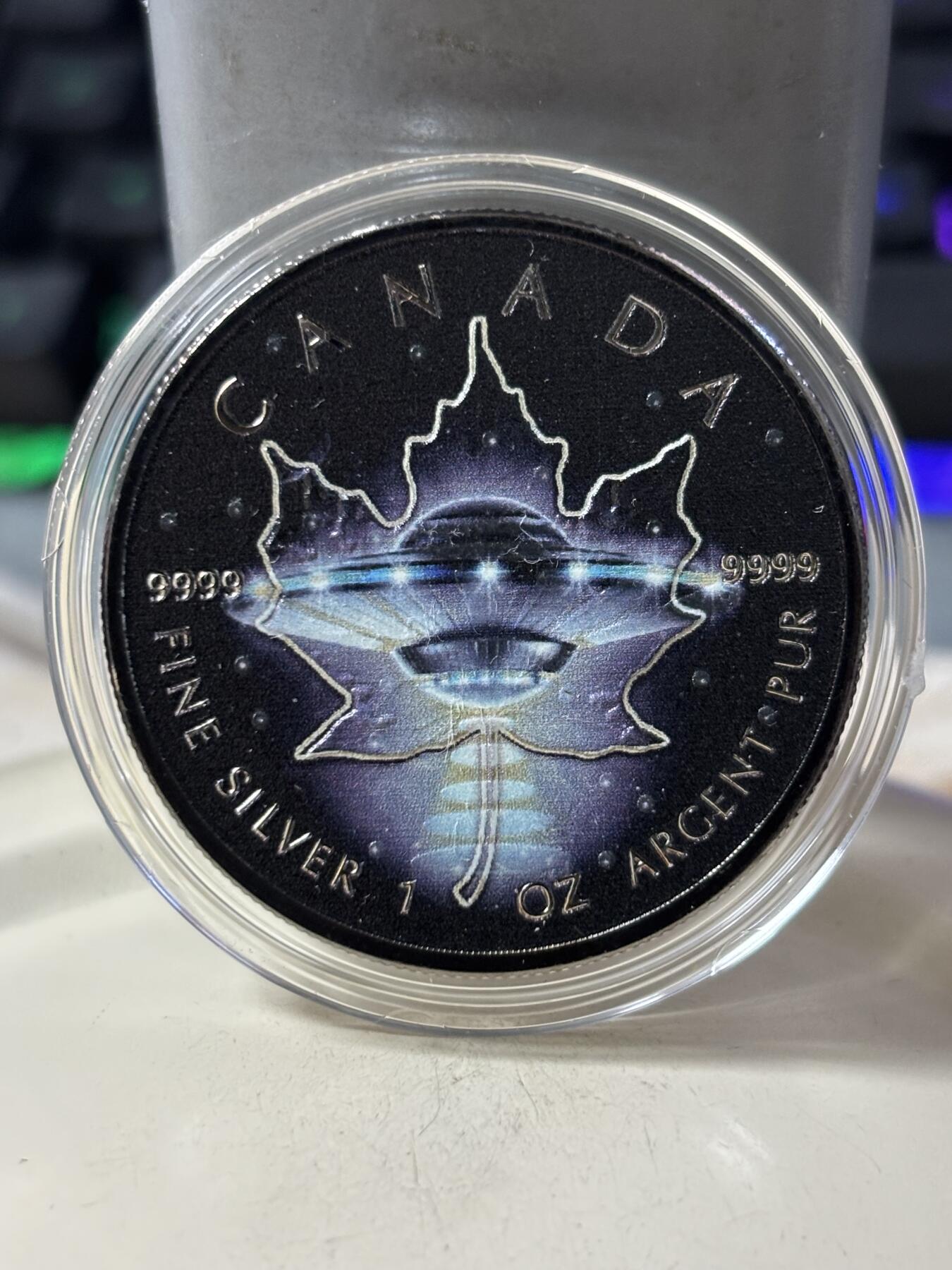 第188期拍卖 加拿大2017年枫叶在黑暗中发光不明飞行物1盎司纪念银币，9999银，发行500枚