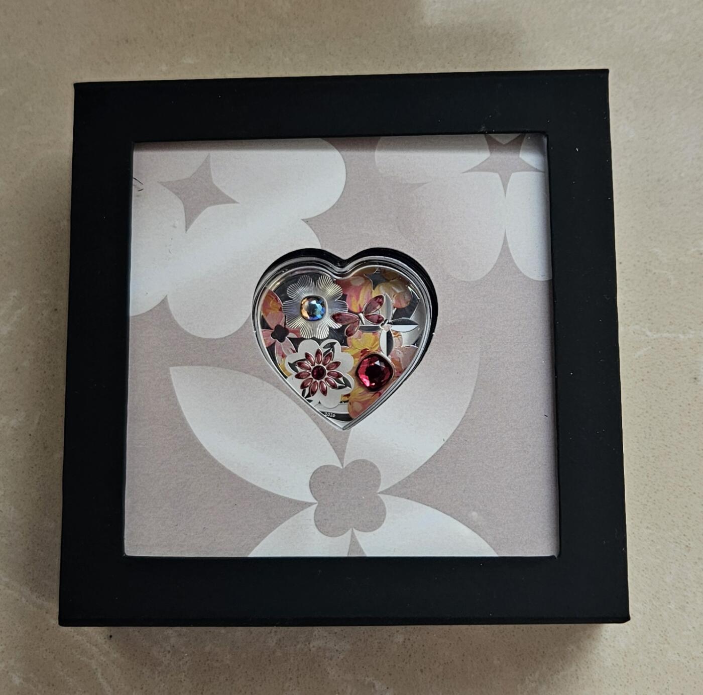 【币将精彩】世界钱币拍卖（2026-2-4） 库克2026年爱心之鲜花盛开心形水晶镶嵌银币，20克发行2026枚，带证书包装。