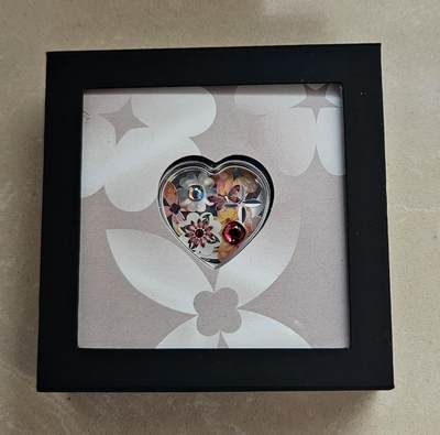 【币将精彩】世界钱币拍卖（2026-2-4） - 库克2026年爱心之鲜花盛开心形水晶镶嵌银币，20克发行2026枚，带证书包装。