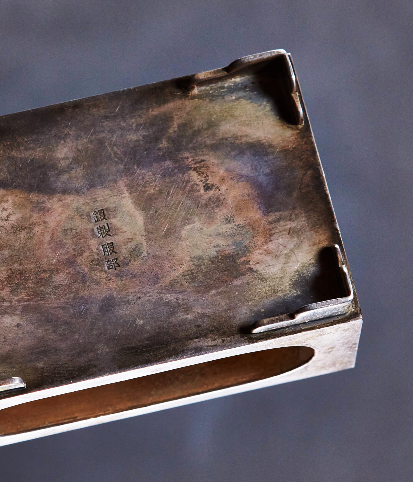 【俄甄集藏】“万象更新、马呈祥瑞”迎新春俄甄精品场-2026年(047)01-21 星期三 晚 19:30 全场包邮 日本昭和六年-九年1931年-1934年九一八事变海军大臣赠品，簪花珐琅彩嵌银工艺古董烟具一套，工艺精湛，分为烟丝盒、烟灰缸、火柴盒三件套，烟丝盒长：106mm，宽：85mm，高：44mm；烟灰缸长：90mm，宽：65mm，高：40mm，火柴盒长：62mm，宽：38mm，高：25mm，总重量：415.4克，内嵌红木，925银