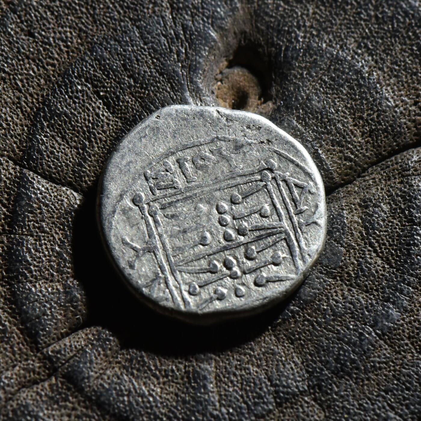 【良泉】【春节前最后一场】2月5日晚19.30点开拍！208组，本场结束后预存钱币的朋友请告知，将连同本场拍品一起邮寄，预祝诸位春节愉快！ 【藏家出品B】古希腊 伊利里亚地区 约公元前229-100年 母牛育犊背星盘 一德拉克马银币，3.22克