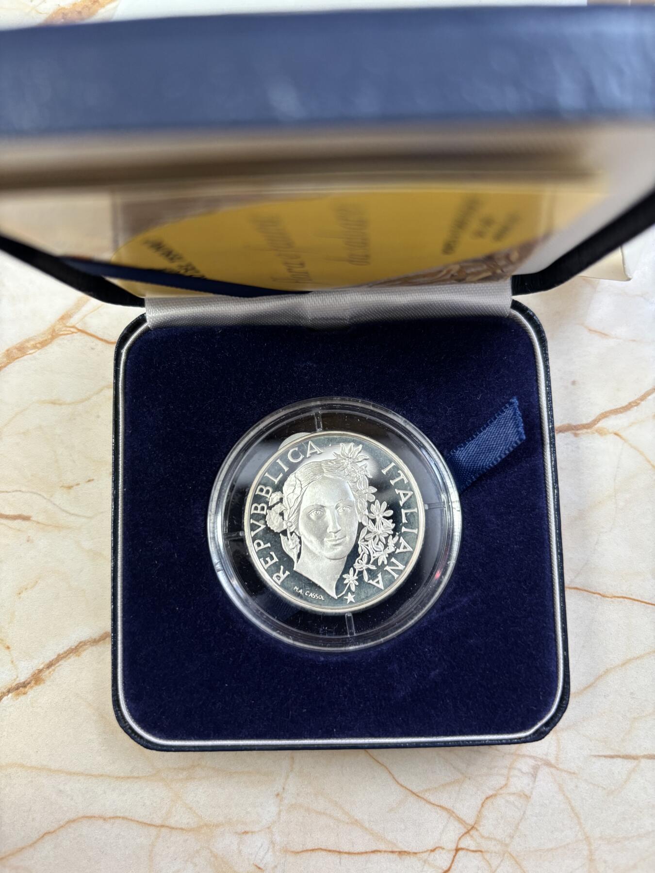 第188期拍卖 意大利1993年动植物系列500里拉女神精制纪念银币，835银，15克，有氧化