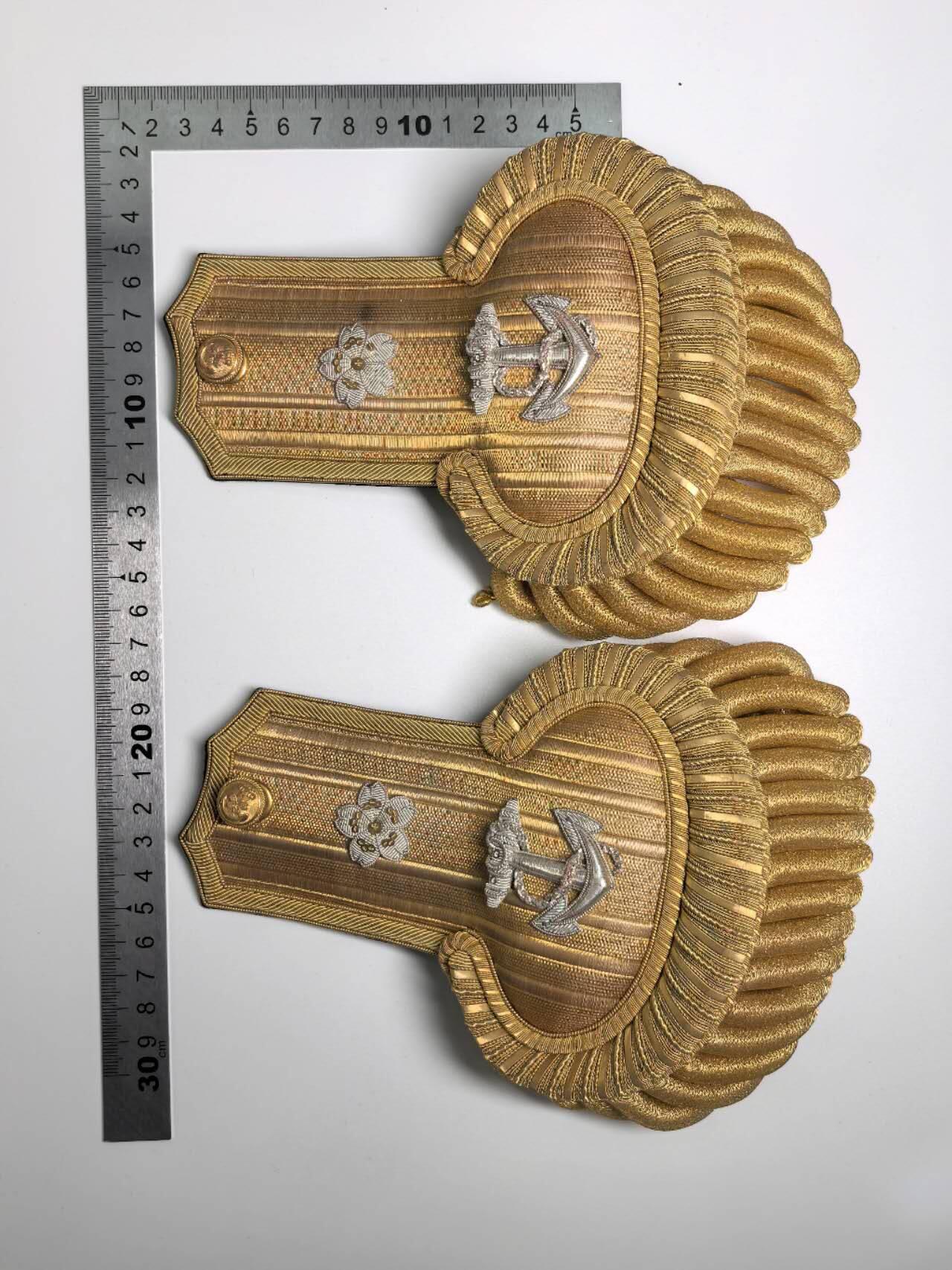 小驴勋章奖章收藏1月17日周六晚六点拍卖（珍爱和平，收藏战争，铭记历史，勿忘国耻，忠党爱国。有偿代拍，送拍规则在简介最后，参拍须阅读规则后再参拍，关系到运费包装发货时效真假辨别等关键信息，拍卖时不再发原图，看大图店主微信码在拍卖店铺介绍里） 明治海军大肩章、礼帽带原铁皮盒，羊毛毡金属刺绣（运输途中可能会脱落，介意勿拍），少见