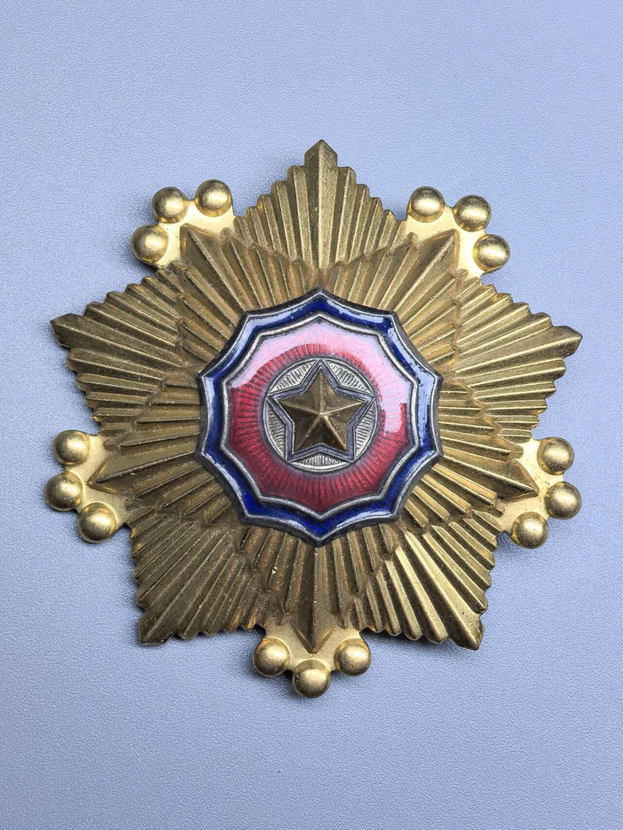 小驴勋章奖章收藏1月17日周六晚六点拍卖（珍爱和平，收藏战争，铭记历史，勿忘国耻，忠党爱国。有偿代拍，送拍规则在简介最后，参拍须阅读规则后再参拍，关系到运费包装发货时效真假辨别等关键信息，拍卖时不再发原图，看大图店主微信码在拍卖店铺介绍里） 一级国旗勋章，铜质镀金，竖针带号