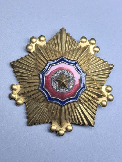 小驴勋章奖章收藏1月17日周六晚六点拍卖（珍爱和平，收藏战争，铭记历史，勿忘国耻，忠党爱国。有偿代拍，送拍规则在简介最后，参拍须阅读规则后再参拍，关系到运费包装发货时效真假辨别等关键信息，拍卖时不再发原图，看大图店主微信码在拍卖店铺介绍里） - 一级国旗勋章，铜质镀金，竖针带号