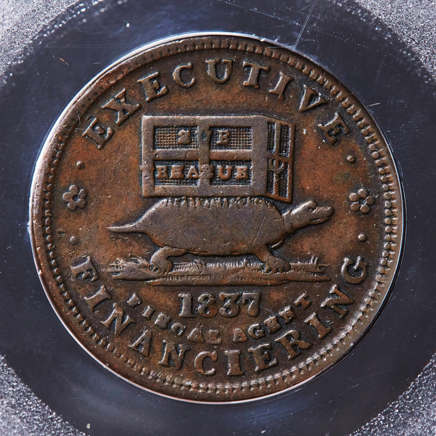 【俄甄集藏】“万象更新、马呈祥瑞”迎新春俄甄精品场-2026年(047)01-21 星期三 晚 19:30 全场包邮 美国1837年困难时期“杰出先驱”龟羊讽刺代用铜币，ACG EF45，经典品种，盒体有裂