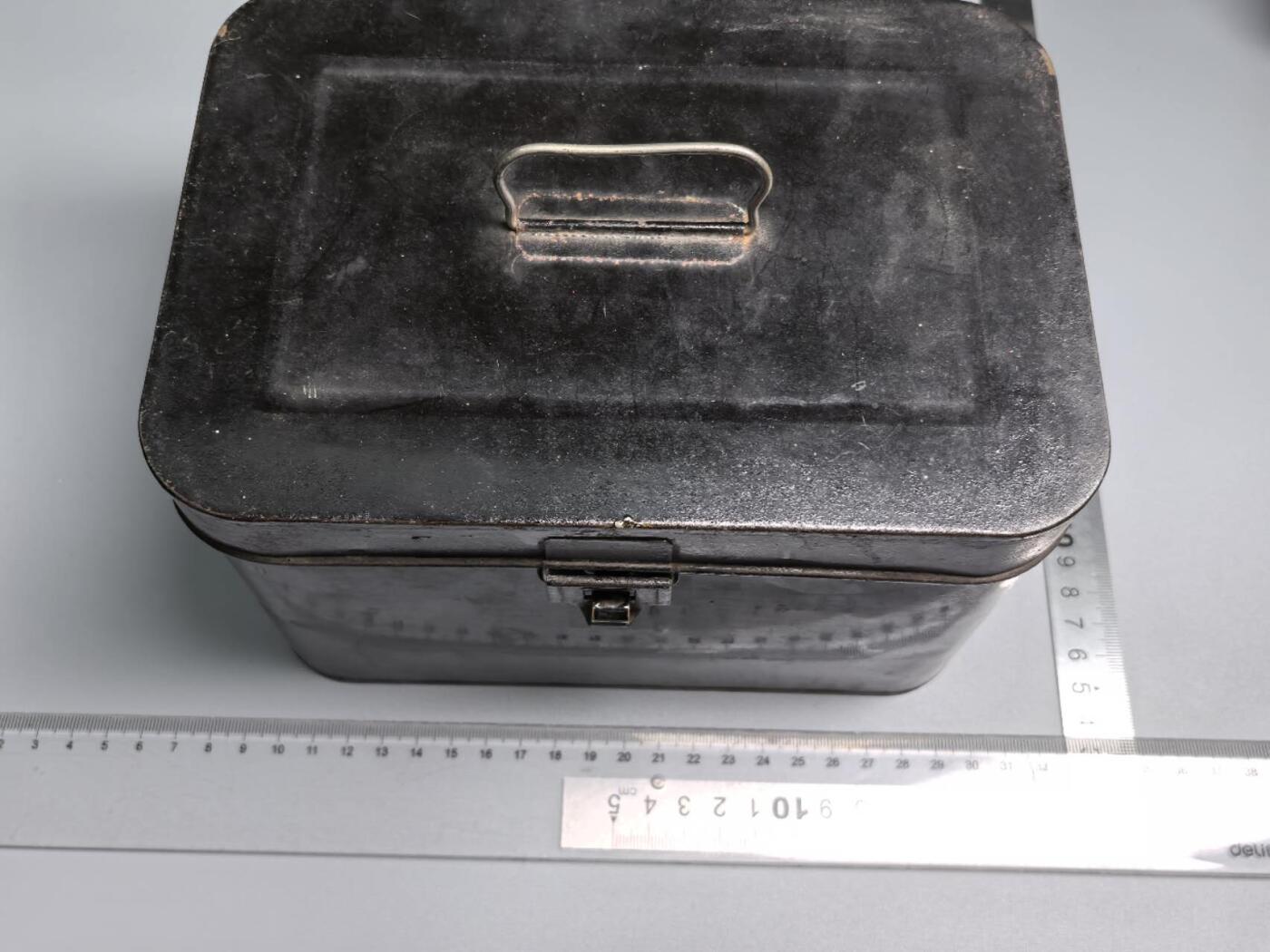 小驴勋章奖章收藏1月17日周六晚六点拍卖（珍爱和平，收藏战争，铭记历史，勿忘国耻，忠党爱国。有偿代拍，送拍规则在简介最后，参拍须阅读规则后再参拍，关系到运费包装发货时效真假辨别等关键信息，拍卖时不再发原图，看大图店主微信码在拍卖店铺介绍里） 明治大礼服大肩章一对带原铁皮盒，金属刺绣（运输途中可能会脱落，介意勿拍）