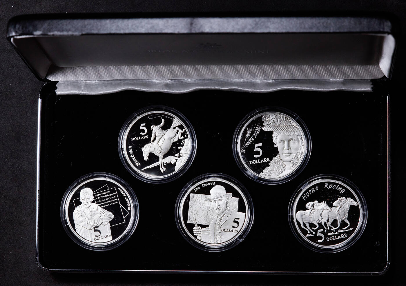 【俄甄集藏】“万象更新、马呈祥瑞”迎新春俄甄精品场-2026年(047)01-21 星期三 晚 19:30 全场包邮 澳大利亚1996年文化与传统系列5元精制大银币5枚套装，原盒证，澳大利亚皇家造币厂出品，马背上的萨克逊、原住民面具、作家亨利·劳森、画家汤姆·罗伯茨、赛马，单枚重35.79克，925银，含纯银共165.53克，外盒有损伤，No.1