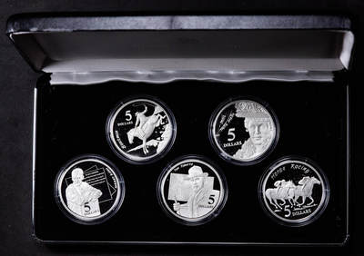 【俄甄集藏】“万象更新、马呈祥瑞”迎新春俄甄精品场-2026年(047)01-21 星期三 晚 19:30 全场包邮 - 澳大利亚1996年文化与传统系列5元精制大银币5枚套装，原盒证，澳大利亚皇家造币厂出品，马背上的萨克逊、原住民面具、作家亨利·劳森、画家汤姆·罗伯茨、赛马，单枚重35.79克，925银，含纯银共165.53克，外盒有损伤，No.1