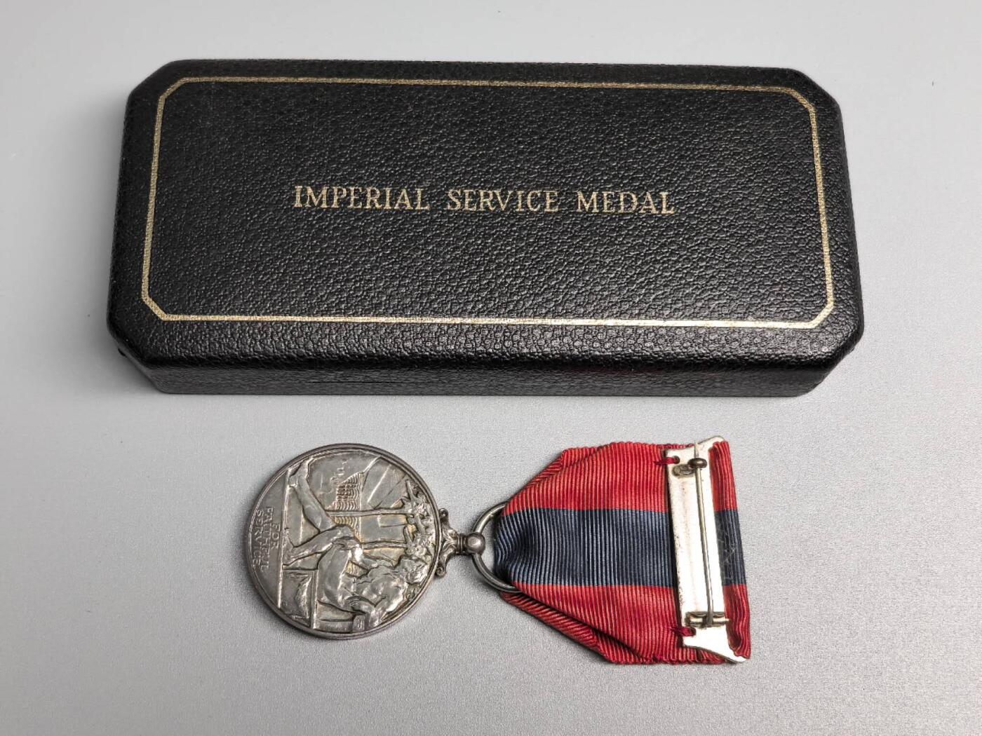 小驴勋章奖章收藏1月17日周六晚六点拍卖（珍爱和平，收藏战争，铭记历史，勿忘国耻，忠党爱国。有偿代拍，送拍规则在简介最后，参拍须阅读规则后再参拍，关系到运费包装发货时效真假辨别等关键信息，拍卖时不再发原图，看大图店主微信码在拍卖店铺介绍里） 英国帝国服务奖章，银质