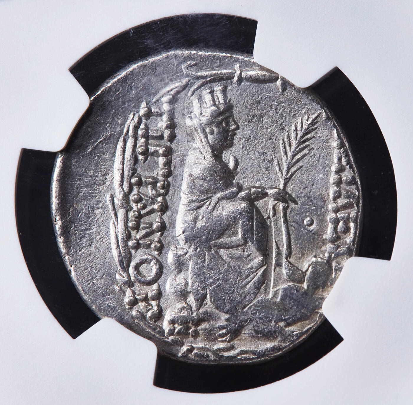 【俄甄集藏】“万象更新、马呈祥瑞”迎新春俄甄精品场-2026年(047)01-21 星期三 晚 19:30 全场包邮 古希腊亚美尼亚王国公元前95-前56年提格兰二世四德拉克马财富女神提喀银币，NGC XF (Str3/5, Sur4/5)，提格拉纳克特造币厂打制，正面是提格兰大帝戴亚美尼亚式冠冕面右像，上面装饰有鹰和大芒星；背面是财富女神和城市保护神提喀手持棕榈枝坐在石头上，脚下是奥龙特斯河河神，币文：提格兰国王，少见品种