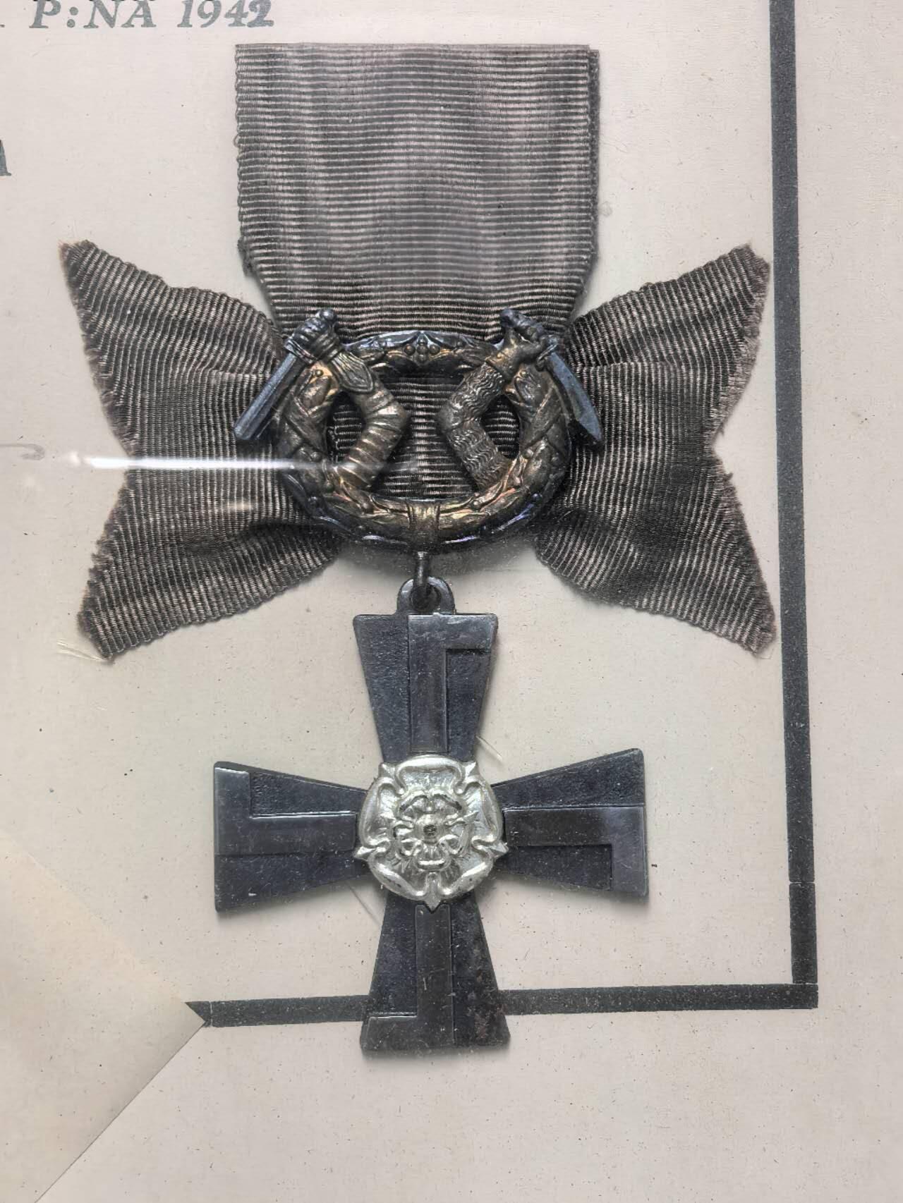 小驴勋章奖章收藏1月17日周六晚六点拍卖（珍爱和平，收藏战争，铭记历史，勿忘国耻，忠党爱国。有偿代拍，送拍规则在简介最后，参拍须阅读规则后再参拍，关系到运费包装发货时效真假辨别等关键信息，拍卖时不再发原图，看大图店主微信码在拍卖店铺介绍里） 1942年芬兰四级自由十字勋章遗属版带证书带玻璃原框，无法拆开