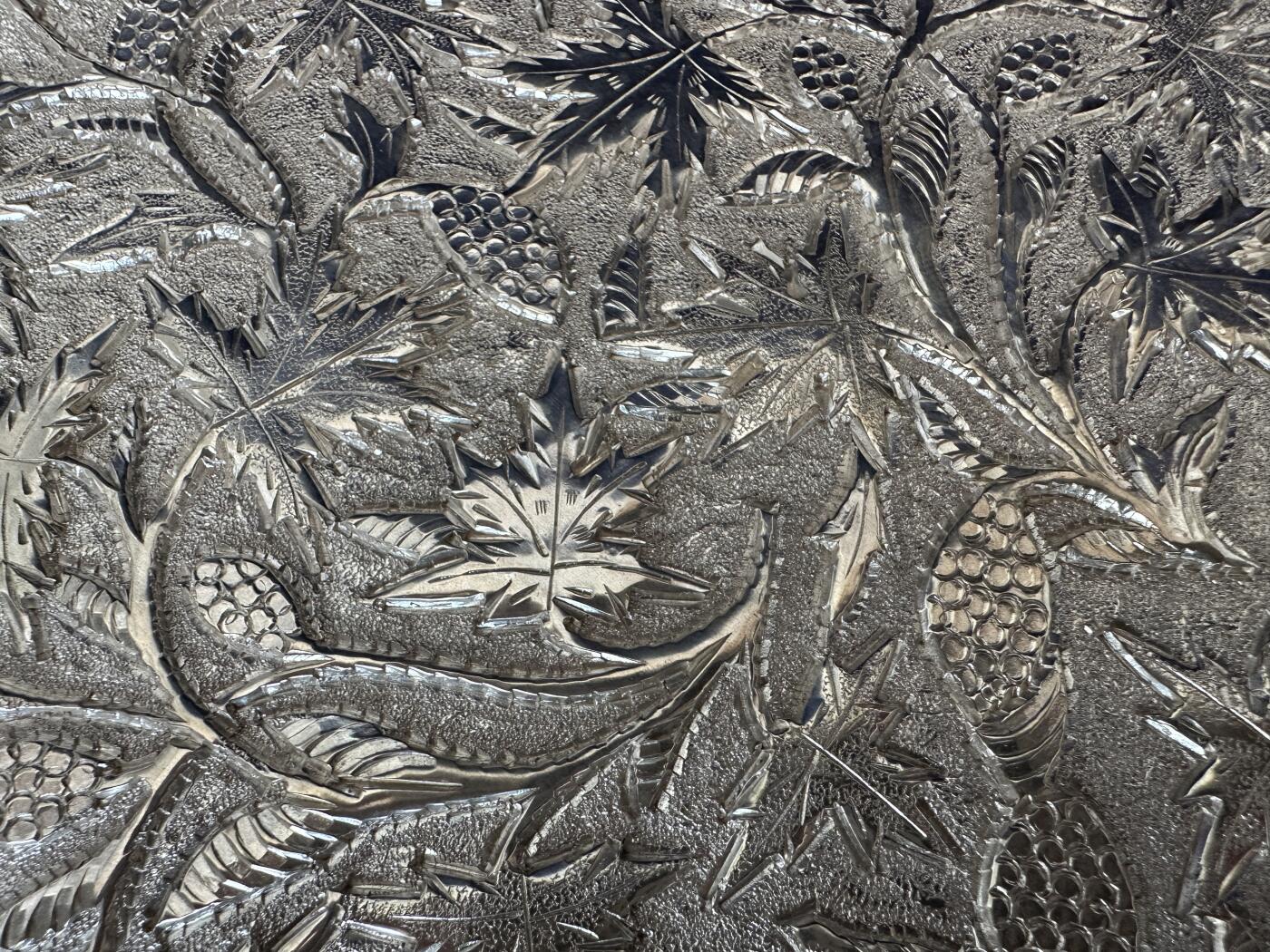 【俄甄集藏】“万象更新、马呈祥瑞”迎新春俄甄精品场-2026年(047)01-21 星期三 晚 19:30 全场包邮 奥斯曼帝国19世纪末外销古董錾花装饰银盘，长：360mm，宽：280mm，重量：985.5克，900银，工艺精细，手工制品