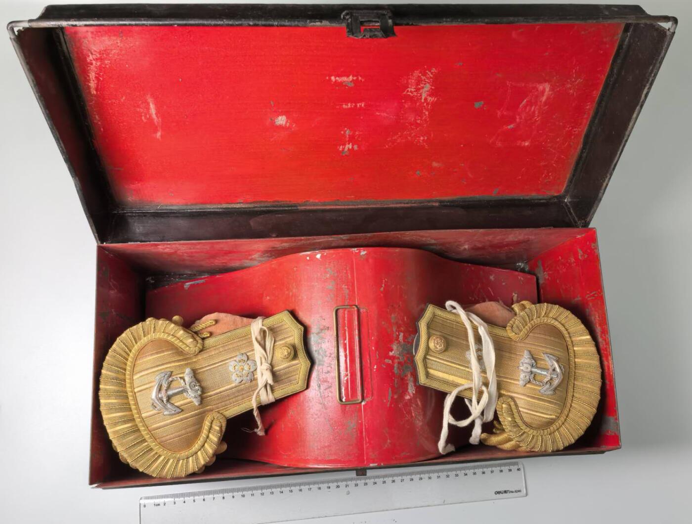 小驴勋章奖章收藏1月17日周六晚六点拍卖（珍爱和平，收藏战争，铭记历史，勿忘国耻，忠党爱国。有偿代拍，送拍规则在简介最后，参拍须阅读规则后再参拍，关系到运费包装发货时效真假辨别等关键信息，拍卖时不再发原图，看大图店主微信码在拍卖店铺介绍里） 明治海军大肩章、礼帽带原铁皮盒，羊毛毡金属刺绣（运输途中可能会脱落，介意勿拍），少见