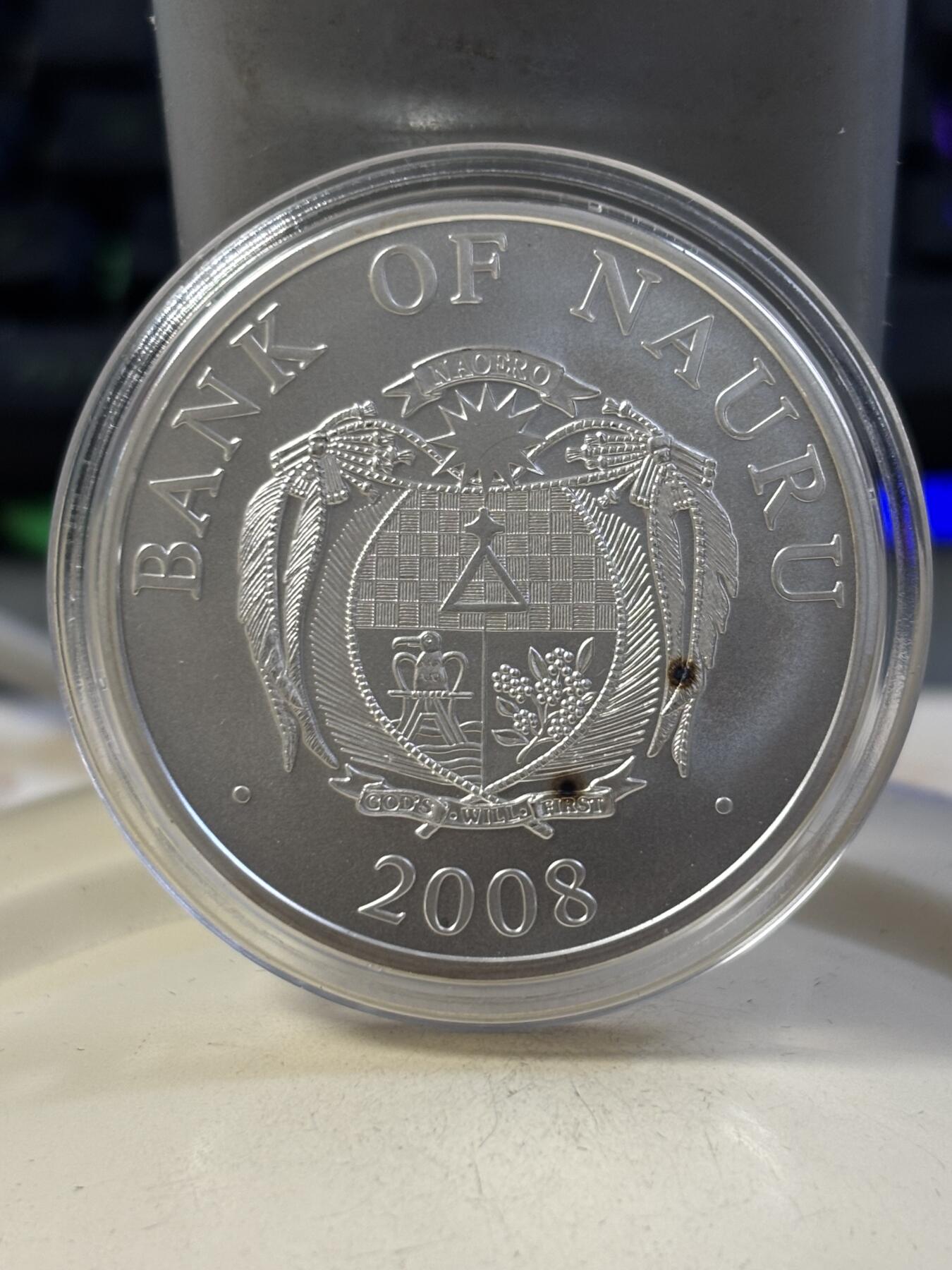 第188期拍卖 瑙鲁2008年圣诞快乐圣诞老人3D立体精制纪念银币，1盎司999银，发行15000枚，有黑点