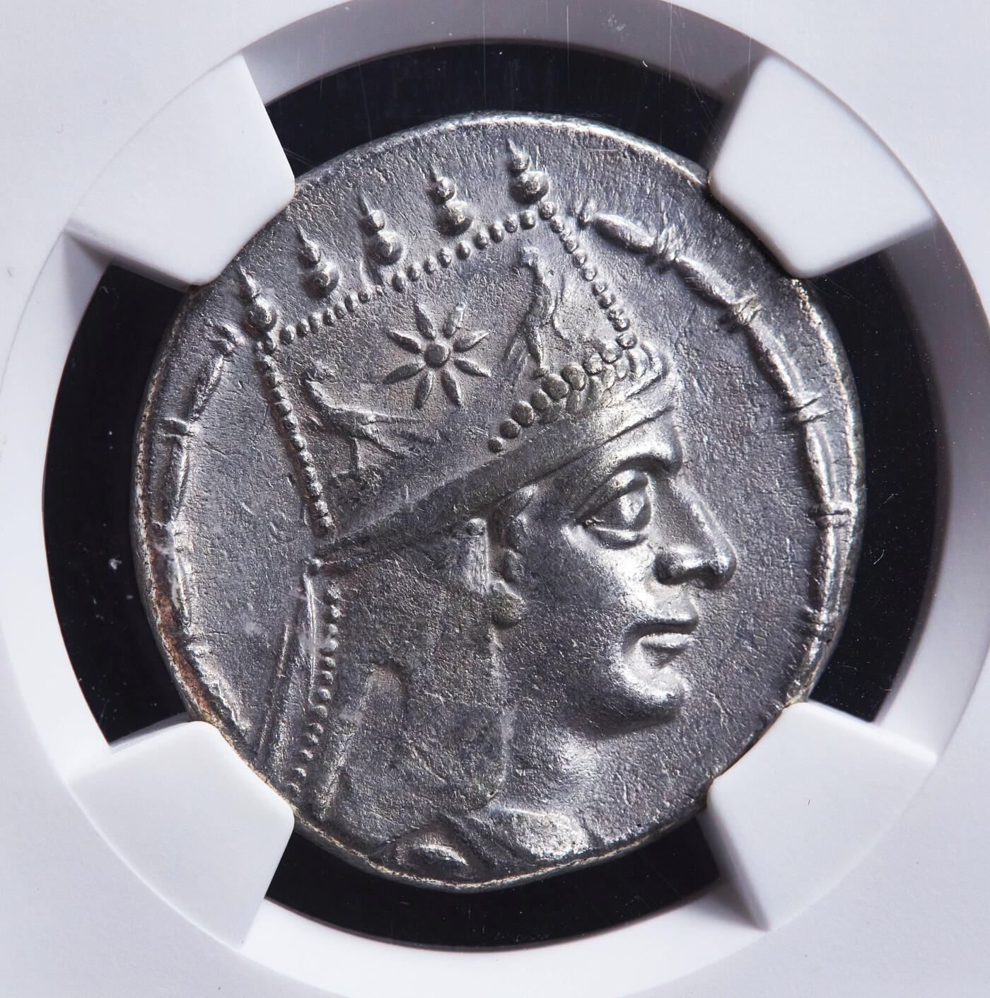 【俄甄集藏】“万象更新、马呈祥瑞”迎新春俄甄精品场-2026年(047)01-21 星期三 晚 19:30 全场包邮 古希腊亚美尼亚王国公元前95-前56年提格兰二世四德拉克马财富女神提喀银币，NGC XF (Str3/5, Sur4/5)，提格拉纳克特造币厂打制，正面是提格兰大帝戴亚美尼亚式冠冕面右像，上面装饰有鹰和大芒星；背面是财富女神和城市保护神提喀手持棕榈枝坐在石头上，脚下是奥龙特斯河河神，币文：提格兰国王，少见品种