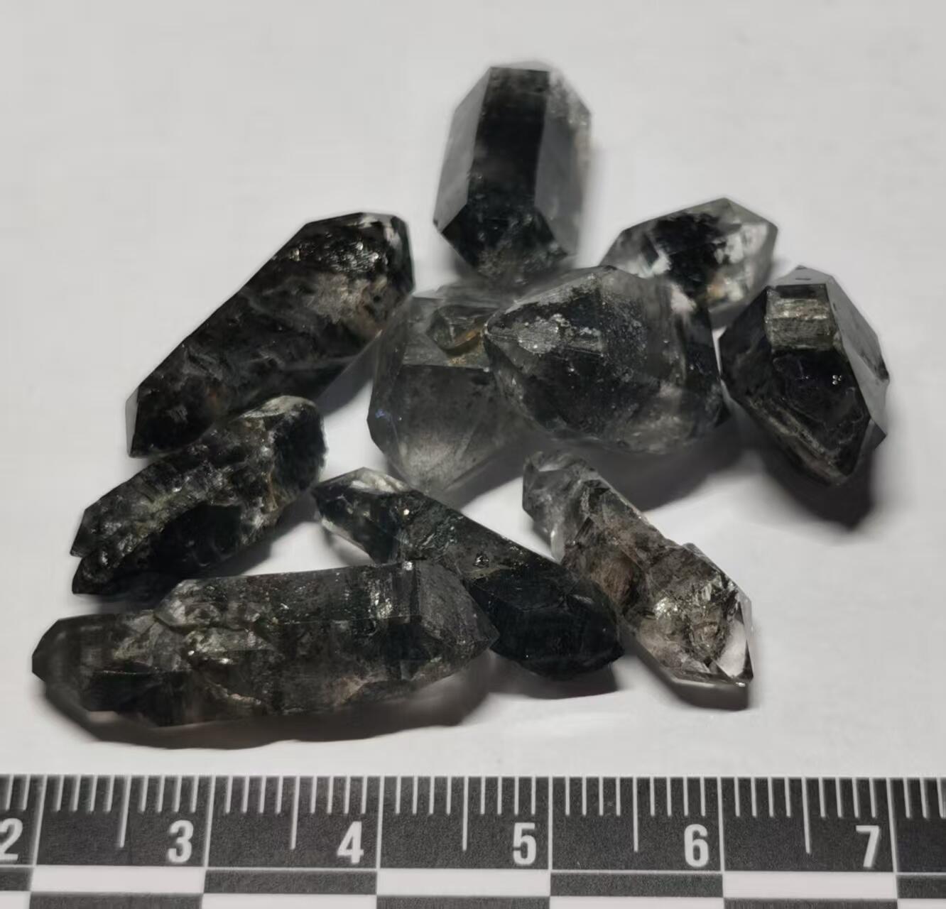 七河·世界币章小拍（总第34期） 藏家出品X677（12） 云贵闪灵水晶原石 深色系 一组 10 件 