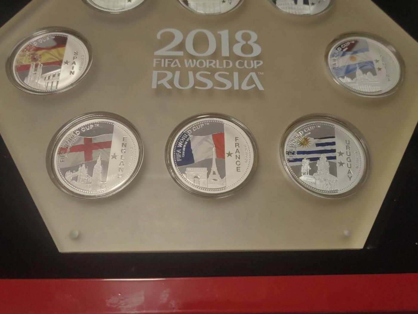 洪涛臻品批发群 精选邮票限时拍卖第1229期  2018俄罗斯世界杯最强王者纪念币套装，8枚999纯银章，每枚25克，总重200克。带原装红色收藏盒和鉴定证书，购入价6980《有发票》巴西德国意大利等国家队徽章，收藏价值高。《此拍包邮发货》