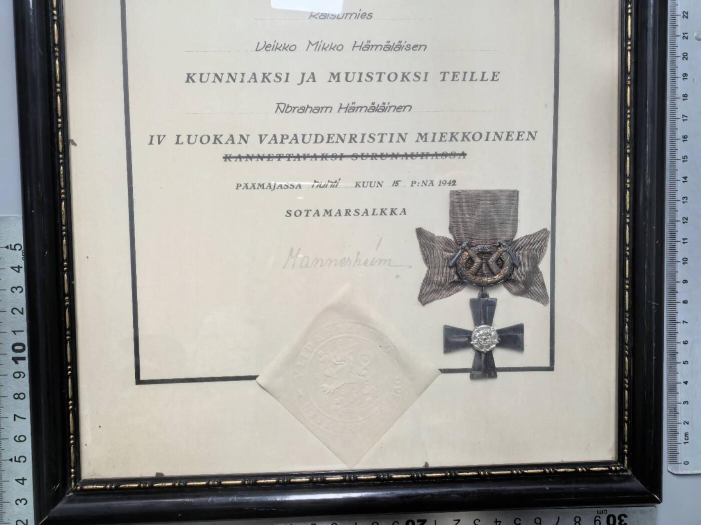小驴勋章奖章收藏1月17日周六晚六点拍卖（珍爱和平，收藏战争，铭记历史，勿忘国耻，忠党爱国。有偿代拍，送拍规则在简介最后，参拍须阅读规则后再参拍，关系到运费包装发货时效真假辨别等关键信息，拍卖时不再发原图，看大图店主微信码在拍卖店铺介绍里） 1942年芬兰四级自由十字勋章遗属版带证书带玻璃原框，无法拆开