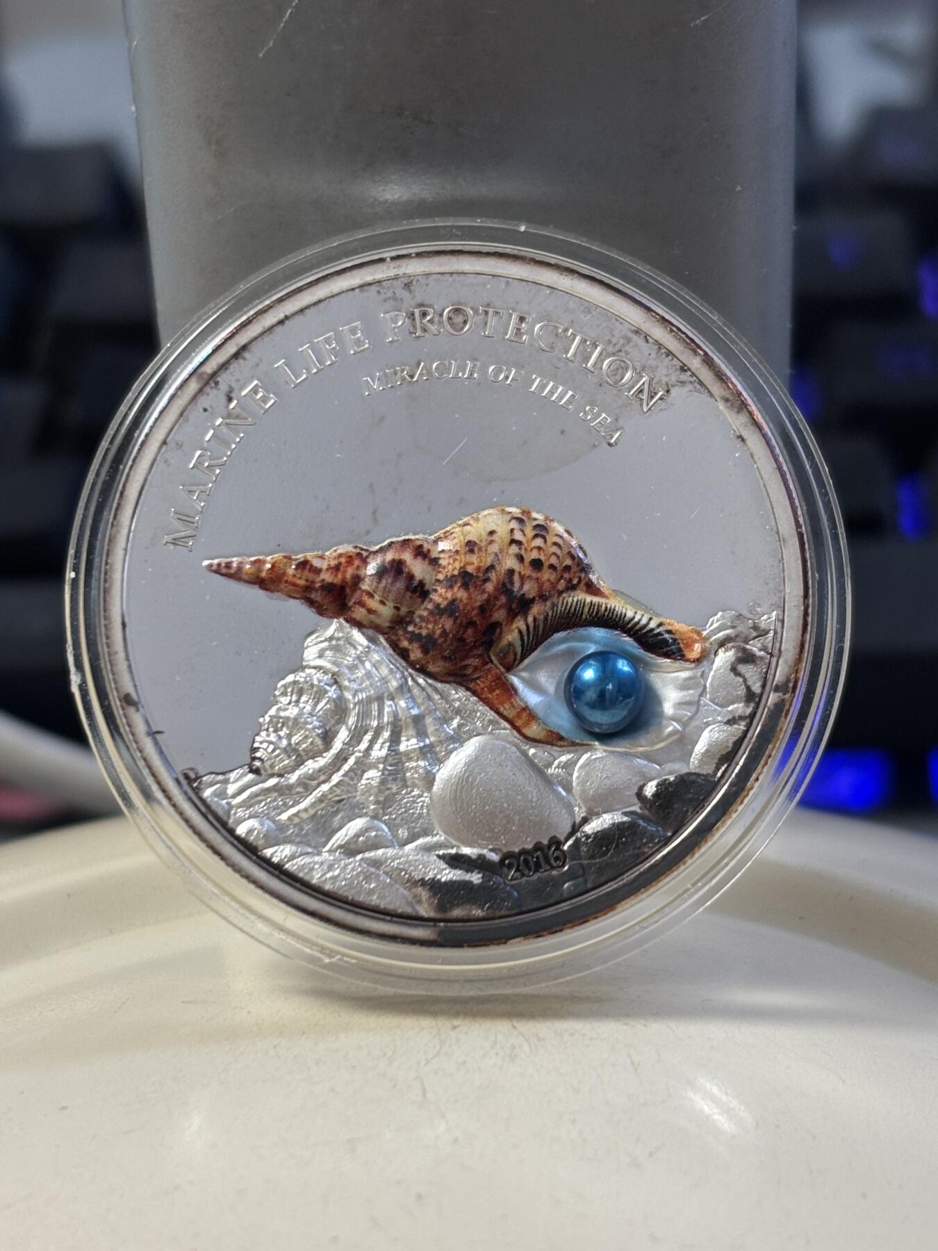 第188期拍卖 帕劳2016年珍珠系列镶嵌天然珍珠彩色1盎司精制银币，999银，发行2500枚，有瑕疵