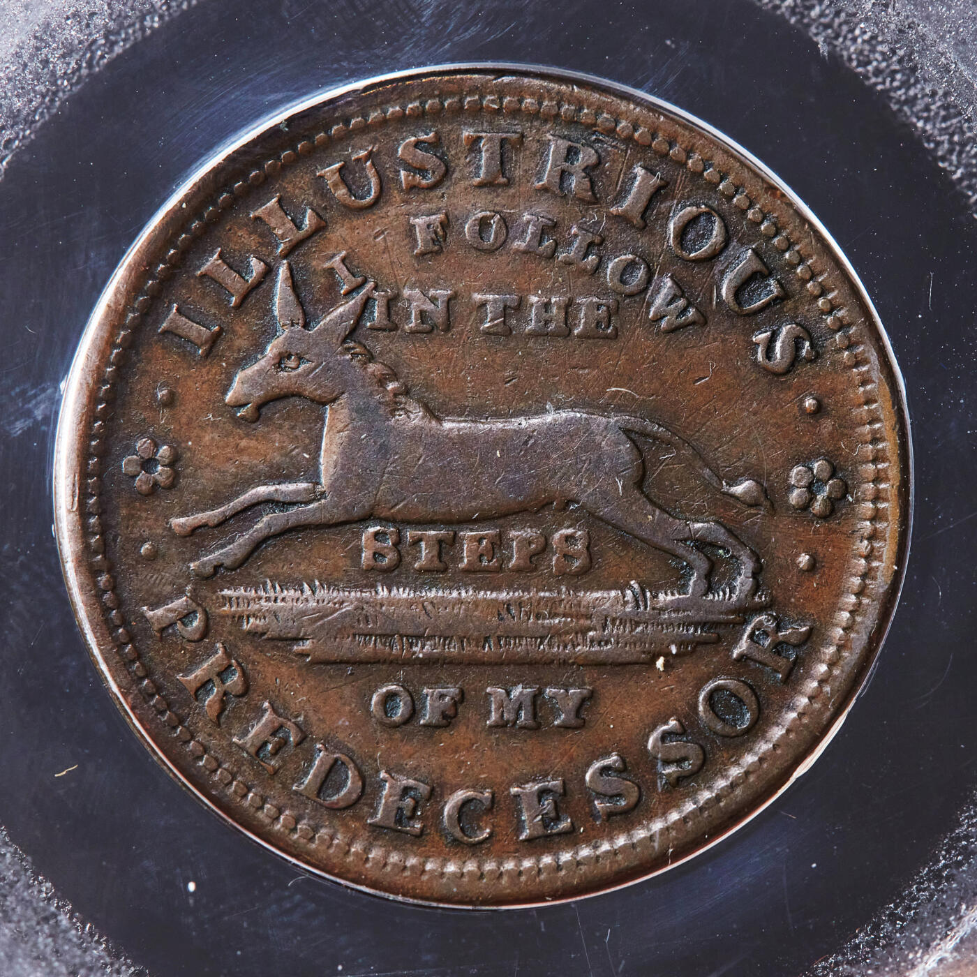 【俄甄集藏】“万象更新、马呈祥瑞”迎新春俄甄精品场-2026年(047)01-21 星期三 晚 19:30 全场包邮 美国1837年困难时期“杰出先驱”龟羊讽刺代用铜币，ACG EF45，经典品种，盒体有裂