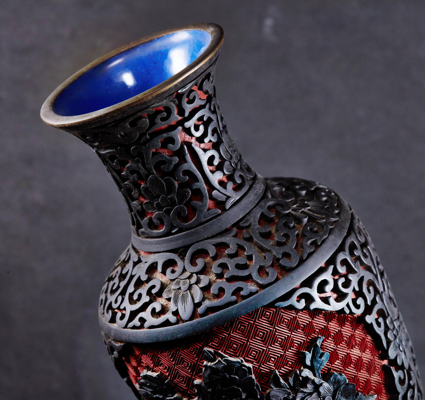 【俄甄集藏】“万象更新、马呈祥瑞”迎新春俄甄精品场-2026年(047)01-21 星期三 晚 19:30 全场包邮 中国1950-1970年代出口换汇时期漆器花瓶，铜胎蓝瓷底，满工纹饰，高：200mm，口径：70mm，最宽处直径：105mm，重量：491.39克·，保存完好