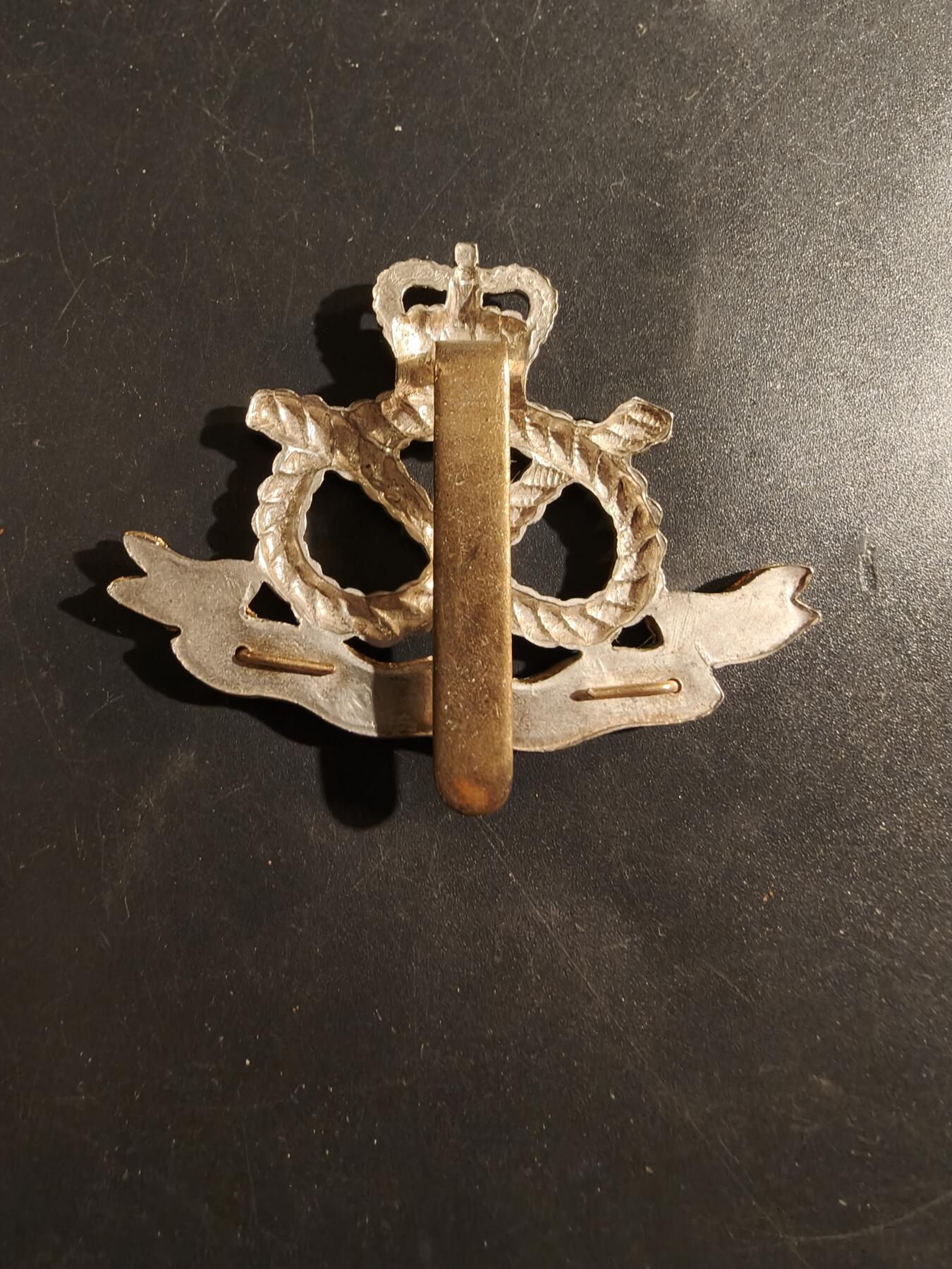 老王徽章第177期 英国陆军南斯塔福德步兵团帽徽   女王早期版