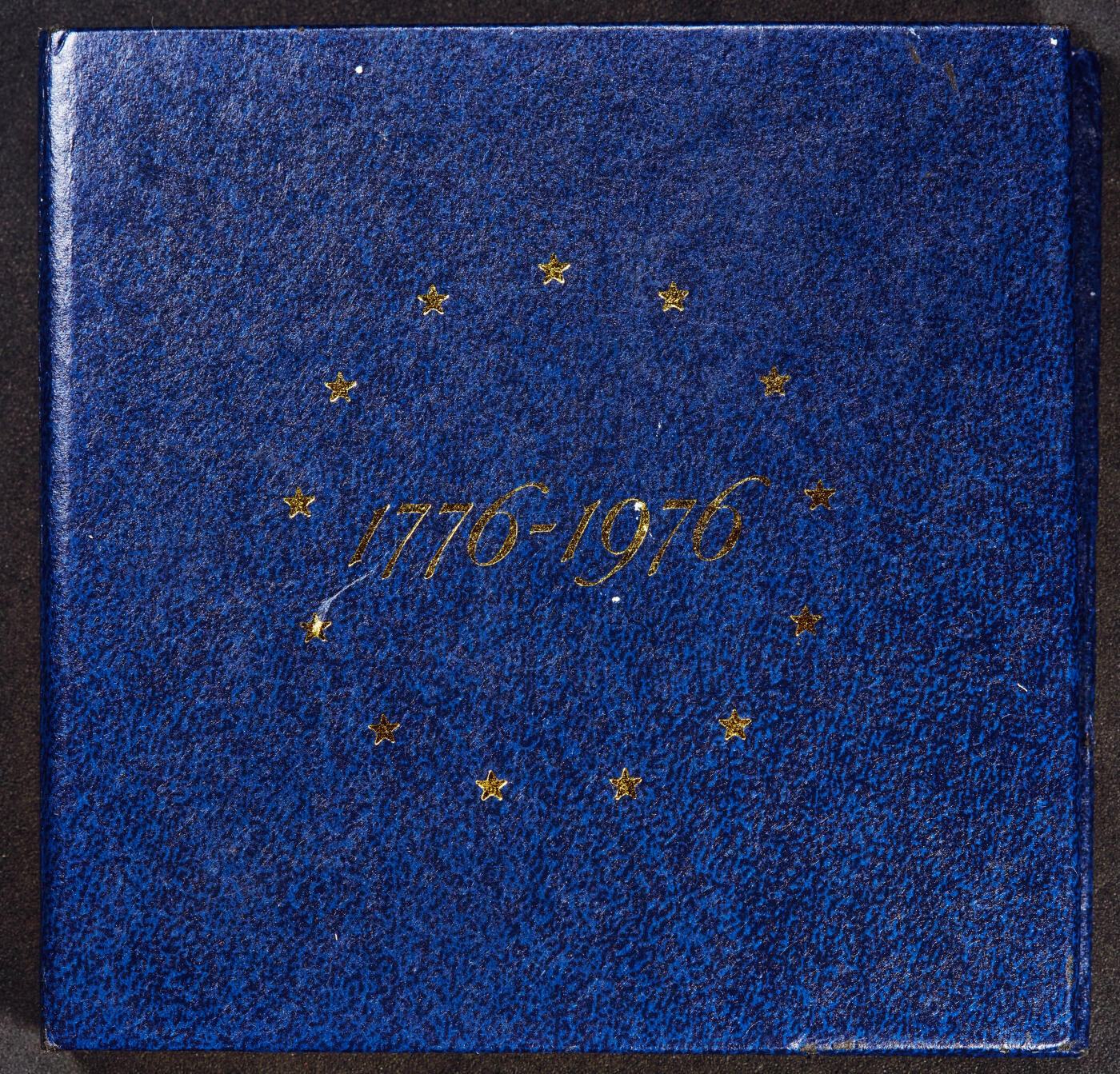 【俄甄集藏】“万象更新、马呈祥瑞”迎新春俄甄精品场-2026年(047)01-21 星期三 晚 19:30 全场包邮 美国1976年纪念建国百年25分、半元、1元精制银币3枚一套，原盒证，3枚总重41.84克，400银，含纯银16.736克，币面有氧化