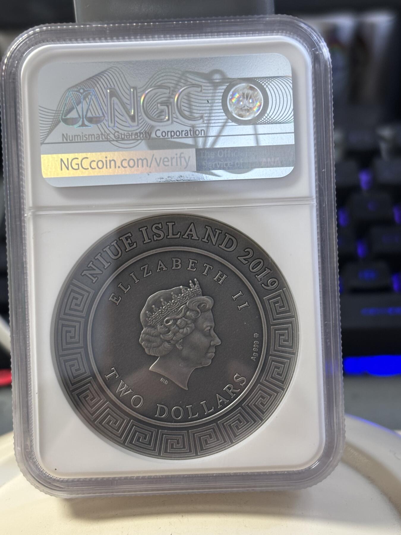 第188期拍卖 纽埃2019年希腊众神3火神赫准斯托斯高浮雕纪念银币NGC-MS70首无原盒证书，999银，2盎司，发行量500枚，