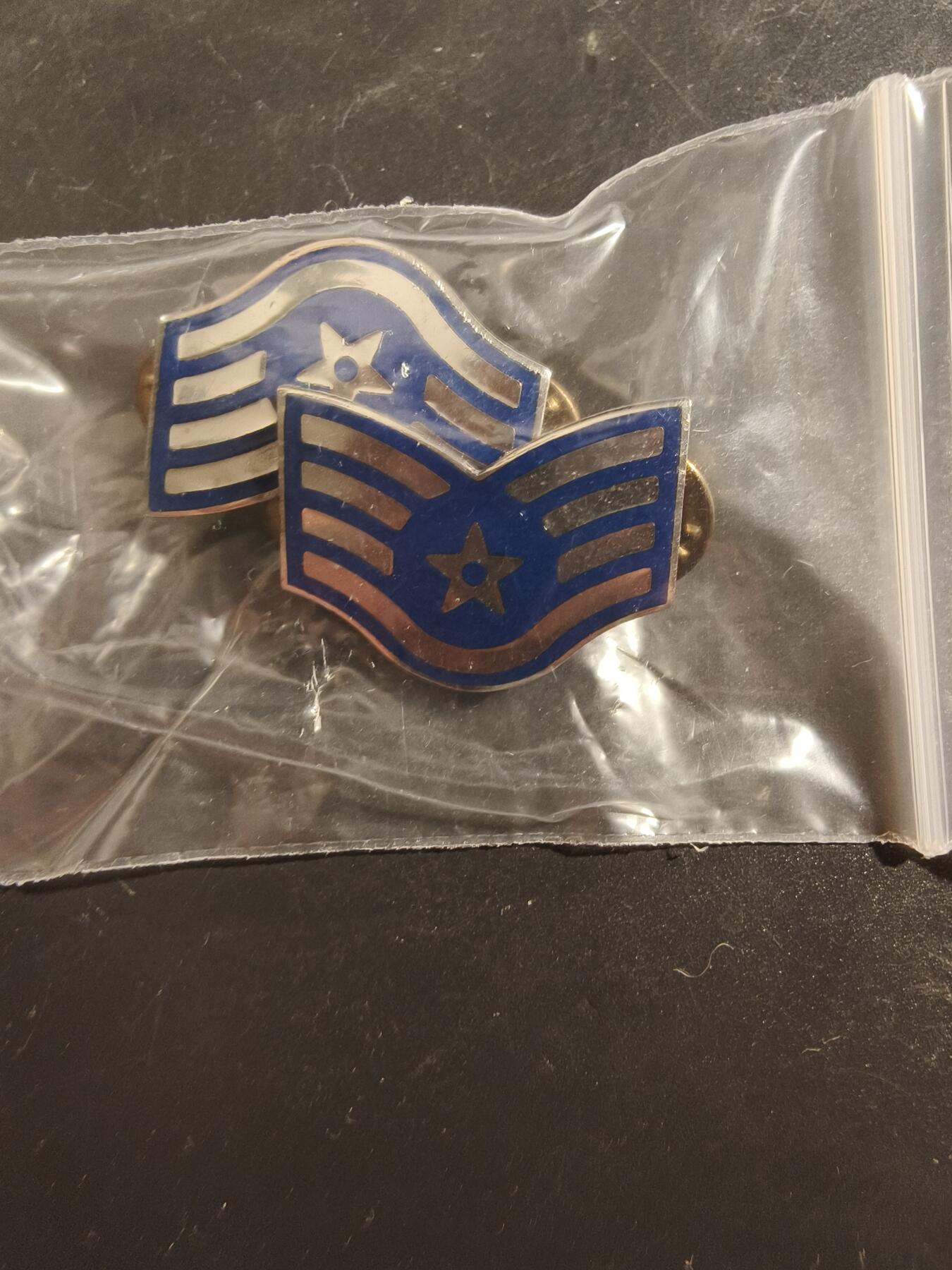 老王徽章第177期 美国空军技术中士（E-6）军衔章一组