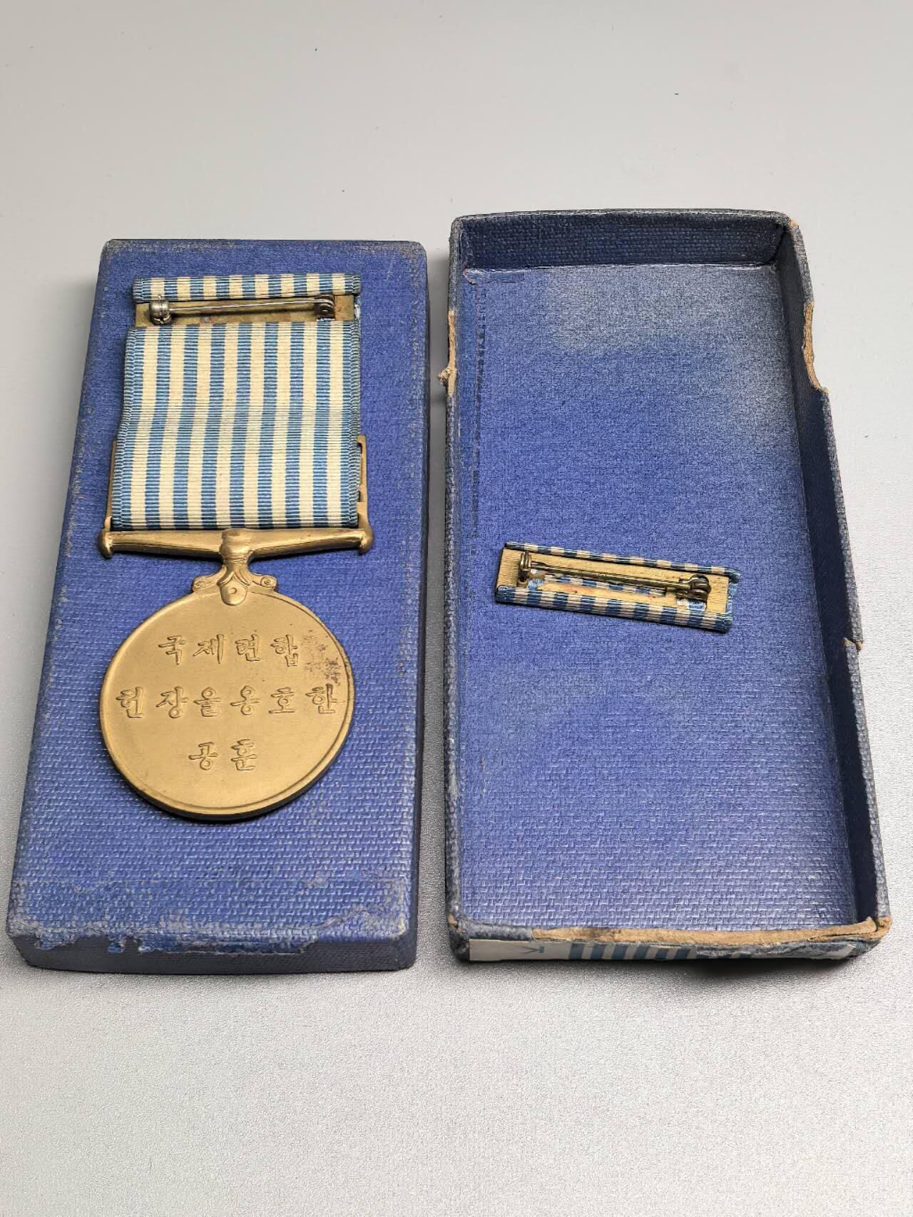 小驴勋章奖章收藏1月17日周六晚六点拍卖（珍爱和平，收藏战争，铭记历史，勿忘国耻，忠党爱国。有偿代拍，送拍规则在简介最后，参拍须阅读规则后再参拍，关系到运费包装发货时效真假辨别等关键信息，拍卖时不再发原图，看大图店主微信码在拍卖店铺介绍里）