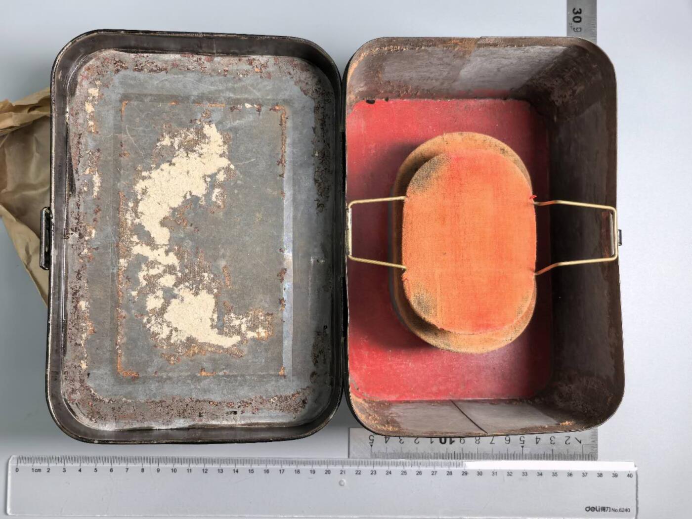 小驴勋章奖章收藏1月17日周六晚六点拍卖（珍爱和平，收藏战争，铭记历史，勿忘国耻，忠党爱国。有偿代拍，送拍规则在简介最后，参拍须阅读规则后再参拍，关系到运费包装发货时效真假辨别等关键信息，拍卖时不再发原图，看大图店主微信码在拍卖店铺介绍里） 明治大礼服大肩章一对带原铁皮盒，金属刺绣（运输途中可能会脱落，介意勿拍）