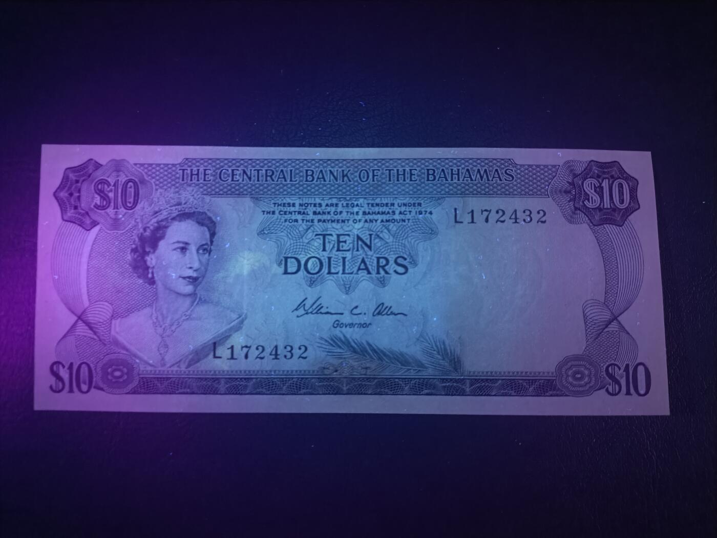 2026一月第三期，总213期 巴哈马1974版10元AUNC，后期“巴哈马中央银行”抬头，稀有的中高面值，大冠女王和火烈鸟，德纳罗公司水粉画风格的唯美彩背