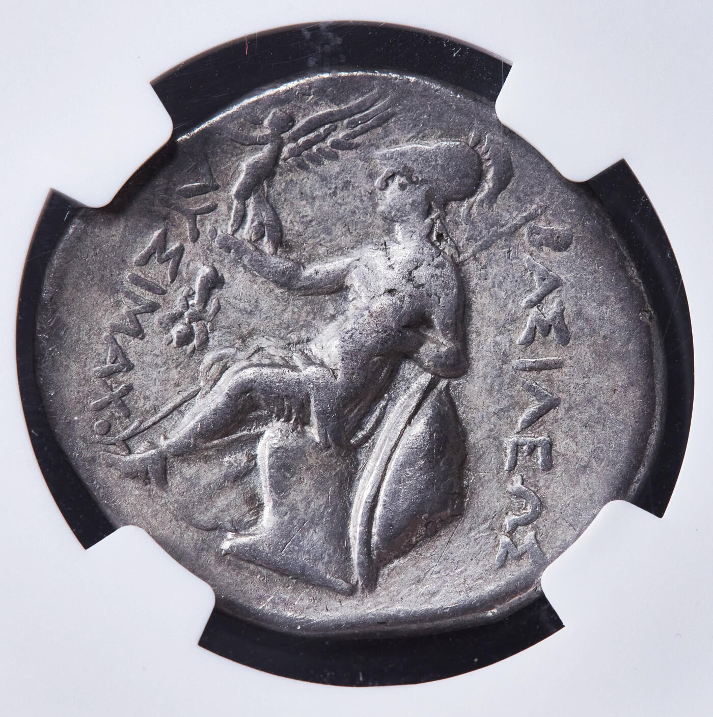 【俄甄集藏】“万象更新、马呈祥瑞”迎新春俄甄精品场-2026年(047)01-21 星期三 晚 19:30 全场包邮 古希腊色雷斯公元前294-前287年利西马科斯在世版四德拉克马亚历山大公羊角银币，NGC ChF，以弗所造币厂打制，正面亚历山大大帝公羊角头像，背面战争和智慧女神雅典娜坐像，肩上斜靠着一只长矛一手倚靠圆盾，底部有一新月，高浮雕，少见