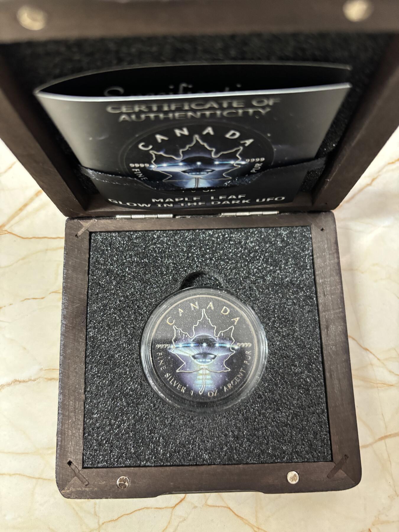 第188期拍卖 加拿大2017年枫叶在黑暗中发光不明飞行物1盎司纪念银币，9999银，发行500枚