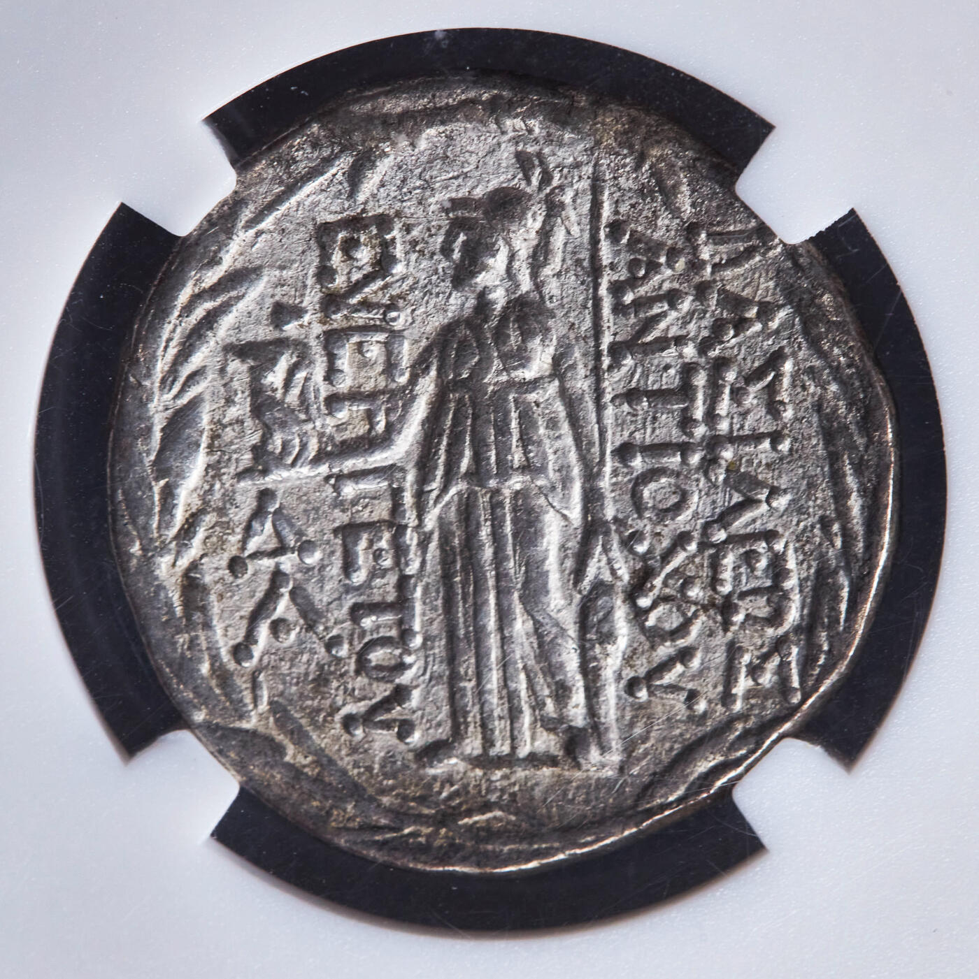 【俄甄集藏】“万象更新、马呈祥瑞”迎新春俄甄精品场-2026年(047)01-21 星期三 晚 19:30 全场包邮 古希腊塞琉古帝国公元前138-前129年安条克七世四德拉克马女神雅典娜银币，众诚评级 ChXF (Str5/5, Sur4/5)，正面国王安条克七世戴束发带面右头像，背面雅典娜手持权杖站像，右手托起胜利女神，下方有盾牌，四周环绕月桂枝，币文为“仁慈的安条国王“，细节很好