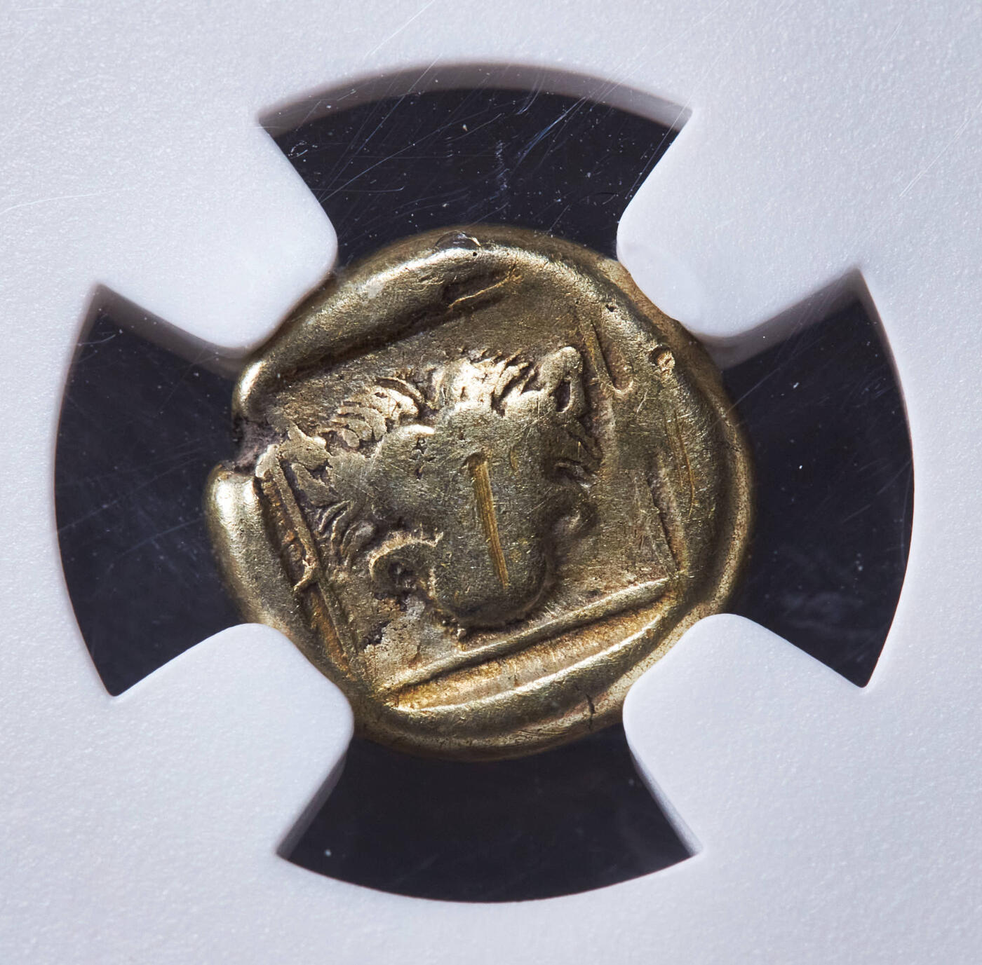 【俄甄集藏】“万象更新、马呈祥瑞”迎新春俄甄精品场-2026年(047)01-21 星期三 晚 19:30 全场包邮 古希腊莱斯沃斯岛米提利尼城邦公元前412年-前378年智慧女神雅典娜1赫卡忒琥珀金币，NGC F，正面是戴阿提卡头盔的雅典娜头像，背面狮皮，直径：10mm,，重量：2.53克，热门品种