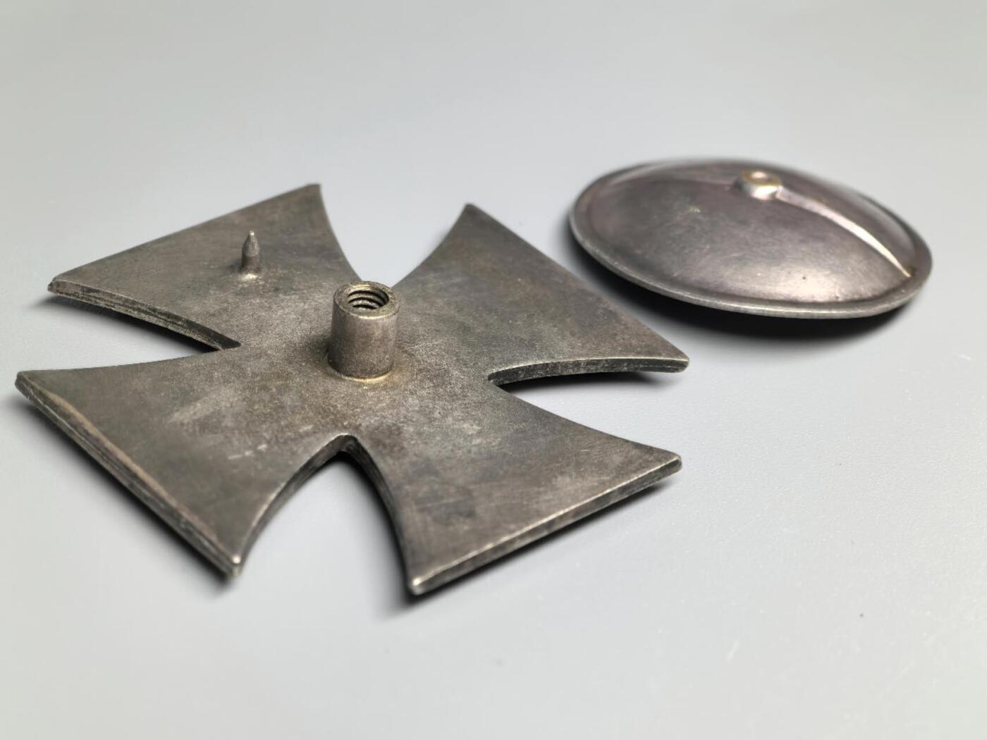 小驴勋章奖章收藏1月17日周六晚六点拍卖（珍爱和平，收藏战争，铭记历史，勿忘国耻，忠党爱国。有偿代拍，送拍规则在简介最后，参拍须阅读规则后再参拍，关系到运费包装发货时效真假辨别等关键信息，拍卖时不再发原图，看大图店主微信码在拍卖店铺介绍里） WWII19厂得三EKI转盘背版，铁质核心黑漆，由E. Ferdinand Wiedmann厂制作，罕见，此枚比书中实例漆面保存还好，此枚我多年前6千售出