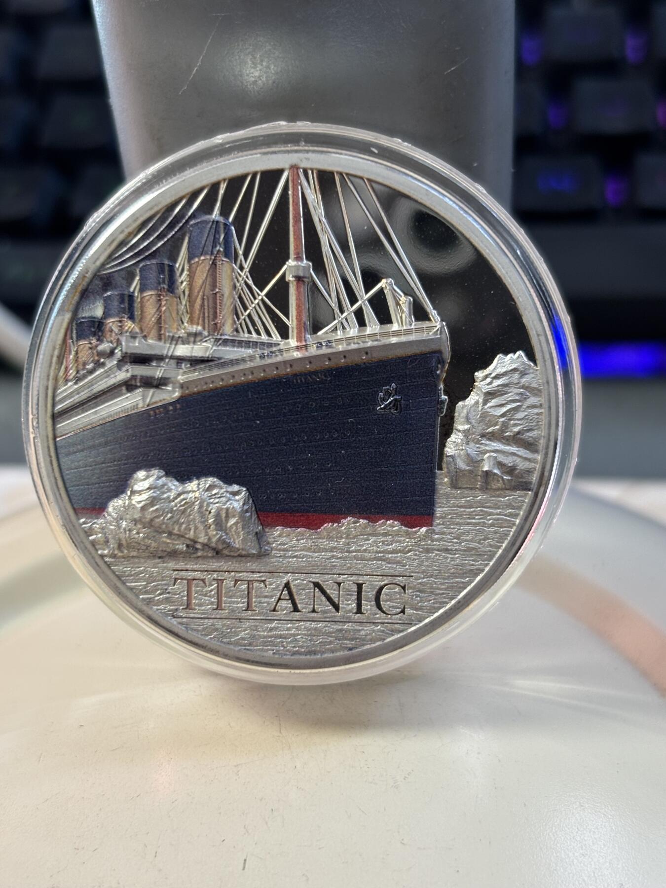 第188期拍卖 库克2022年泰坦尼克号110周年3盎司镶嵌煤块彩银币，999银，发行500枚